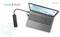 Ein Laptop mit einer verbundenen USB-Dockingstation. Auf der linken Seite steht 'PLUG & PLAY'.