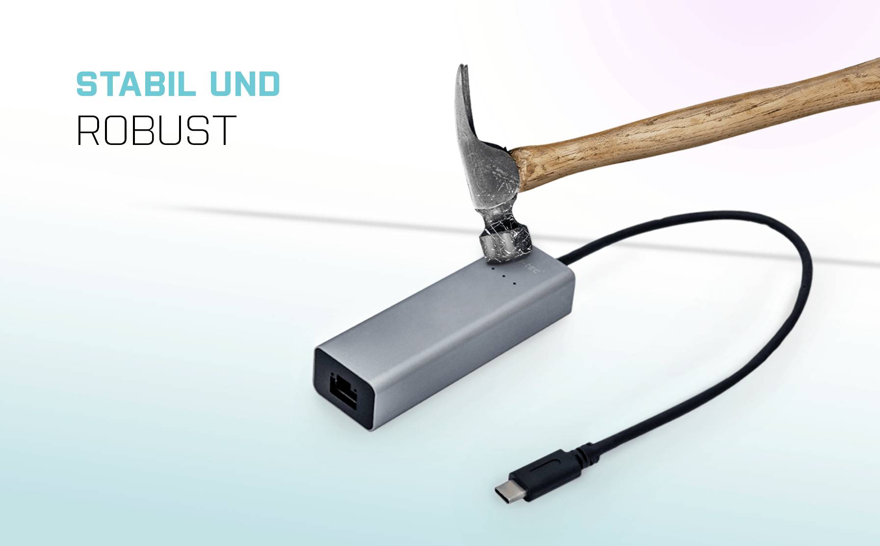 Ein Hammer schlägt auf ein robust wirkendes elektronisches Gerät mit USB-C-Anschluss. Text: 'Stabil und robust'.