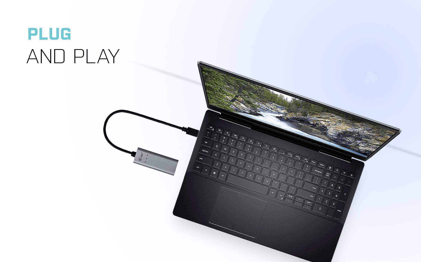 'Plug and Play': Ein Laptop mit einem angeschlossenen externen Gerät, bereit zur Nutzung.