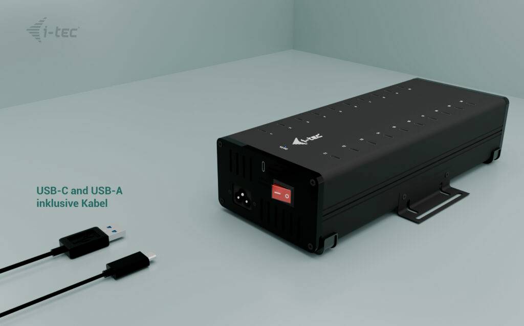 Rechteckige schwarze Powerbank mit i-tec Logo, zwei USB-Anschlüsse und Einschaltknopf. USB-C und USB-A Kabel daneben.