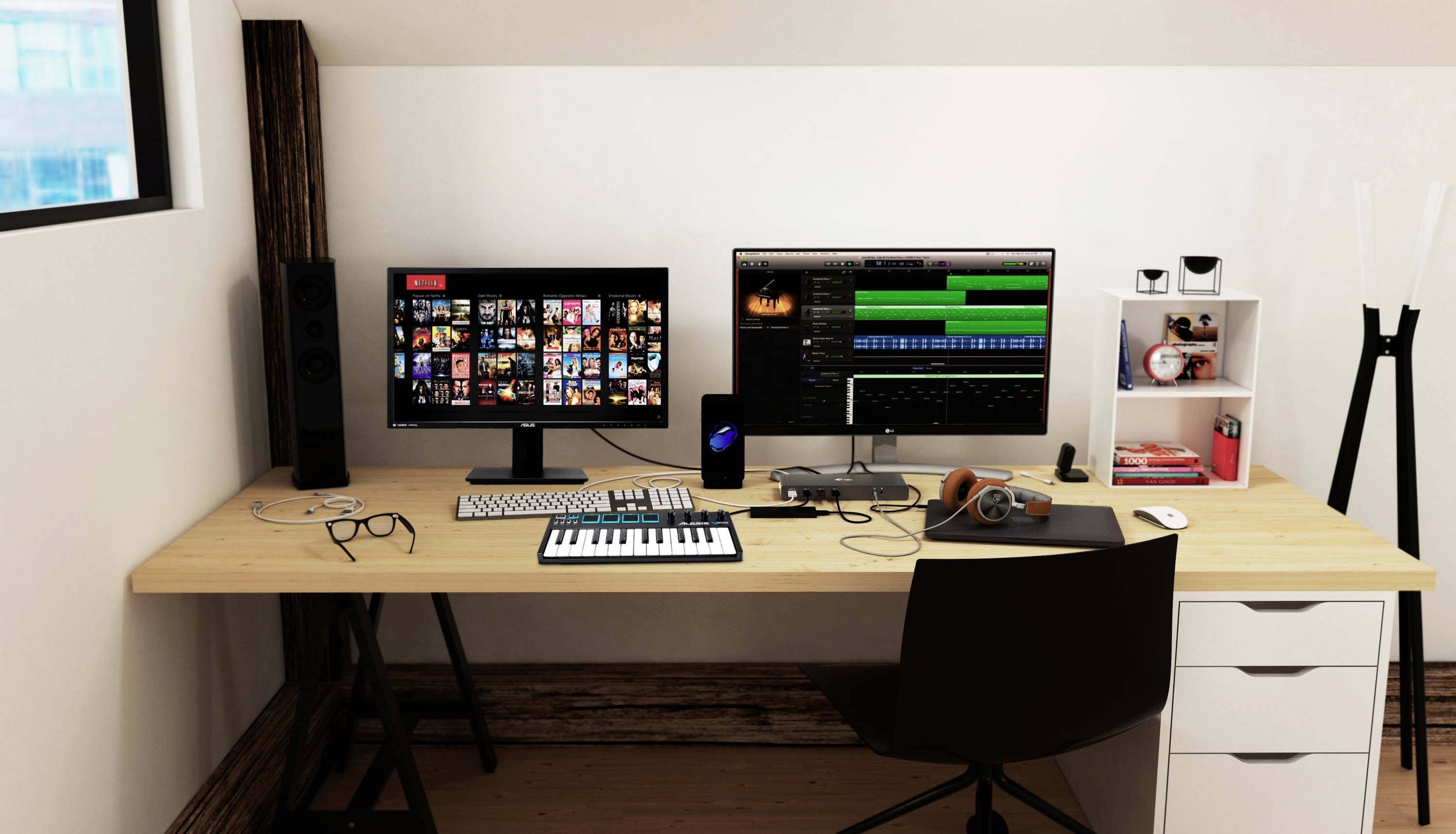 Ein moderner, aufgeräumter Arbeitsbereich mit zwei Monitoren, einer Musik-Tastatur, Kopfhörern und einem Lautsprecher auf einem Holztisch.