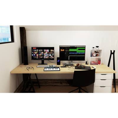 Ein moderner, aufgeräumter Arbeitsbereich mit zwei Monitoren, einer Musik-Tastatur, Kopfhörern und einem Lautsprecher auf einem Holztisch.