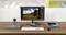 Ein Schreibtisch mit einem Monitor, der ein Bildbearbeitungsprogramm zeigt. Daneben ein Laptop, eine Tastatur, eine Maus und ein Tablet.