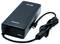 Schwarzes, rechteckiges Netzteil mit USB- und USB-C-Anschluss, Kabel aufgerollt. Geeignet für Laptops und andere Geräte.