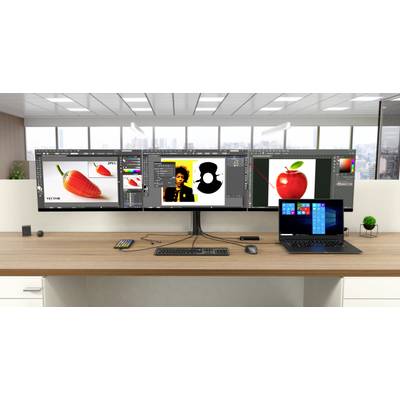 Arbeitsplatz mit drei Monitoren und einem Laptop, zeigt Grafikdesign-Software mit Bildern von Früchten und Porträts.