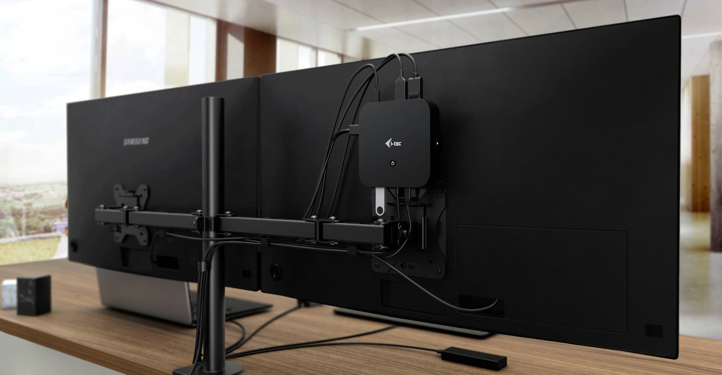 Rückseite eines Doppelmonitor-Setups in einem modernen Büro. Die Monitore sind schwarz und auf einem gemeinsamen Ständer montiert.