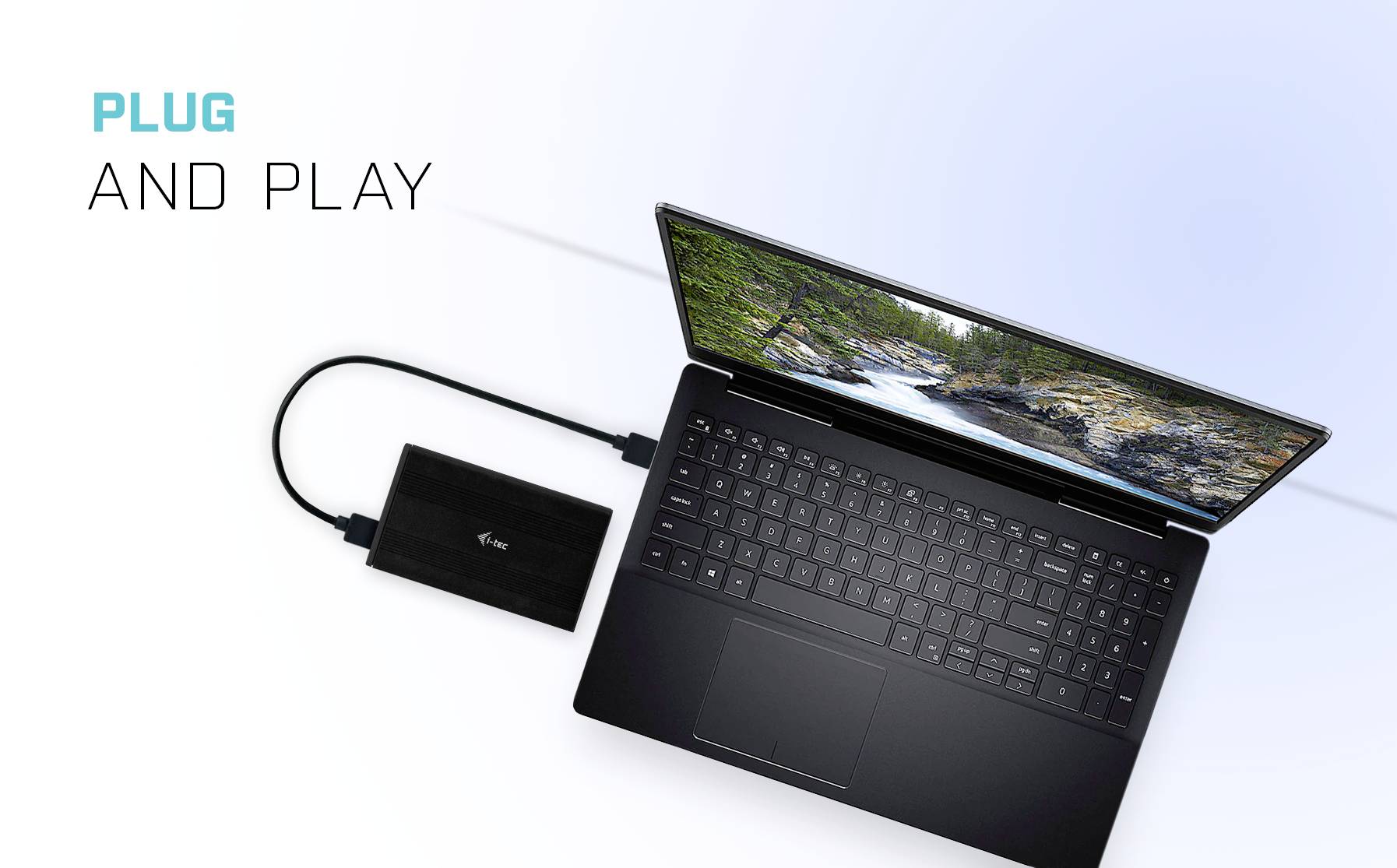Ein Laptop ist mit einem externen Laufwerk verbunden. Auf dem Bildschirm ist eine Landschaft zu sehen. Text: 'Plug and Play'.