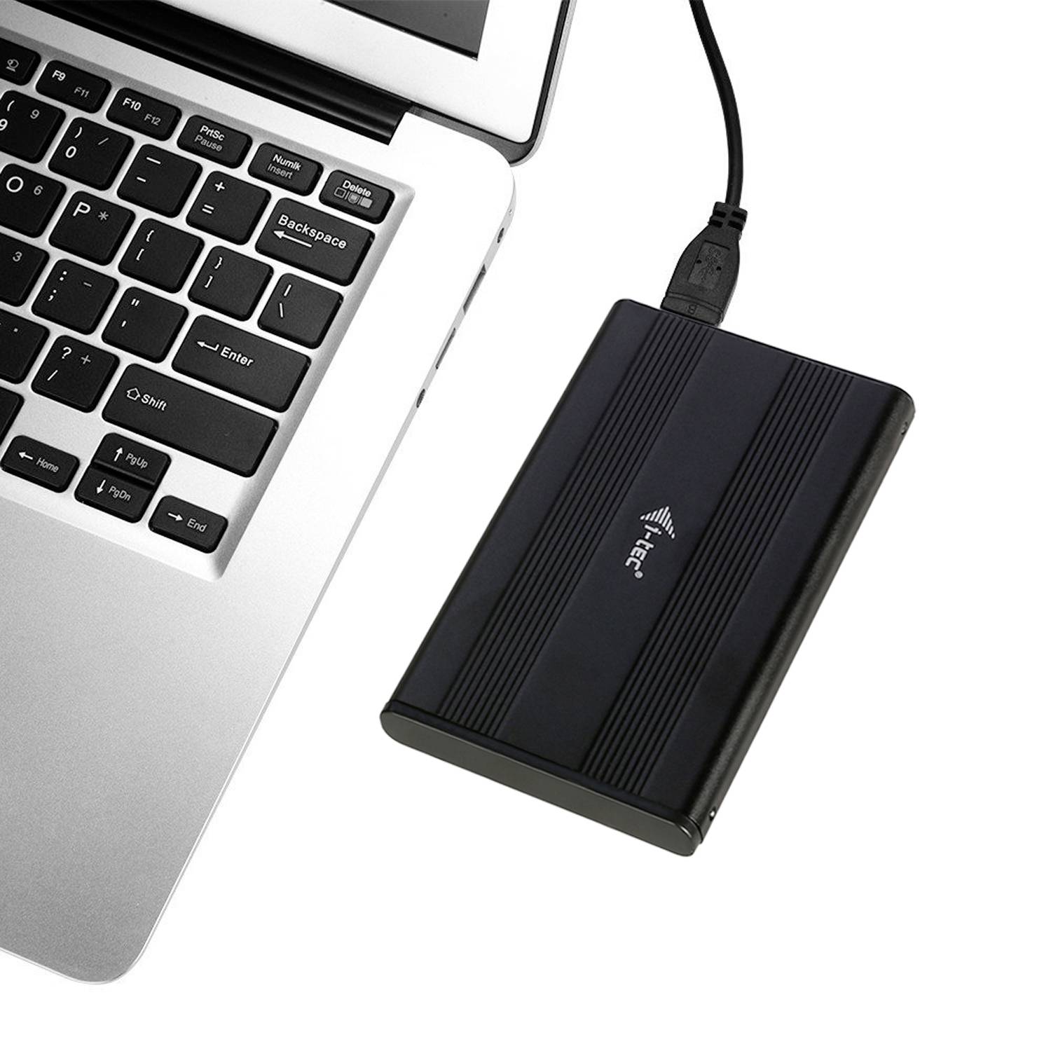Externe Festplatte verbunden mit einem Laptop über ein USB-Kabel, bereit zur Datenspeicherung oder -sicherung.