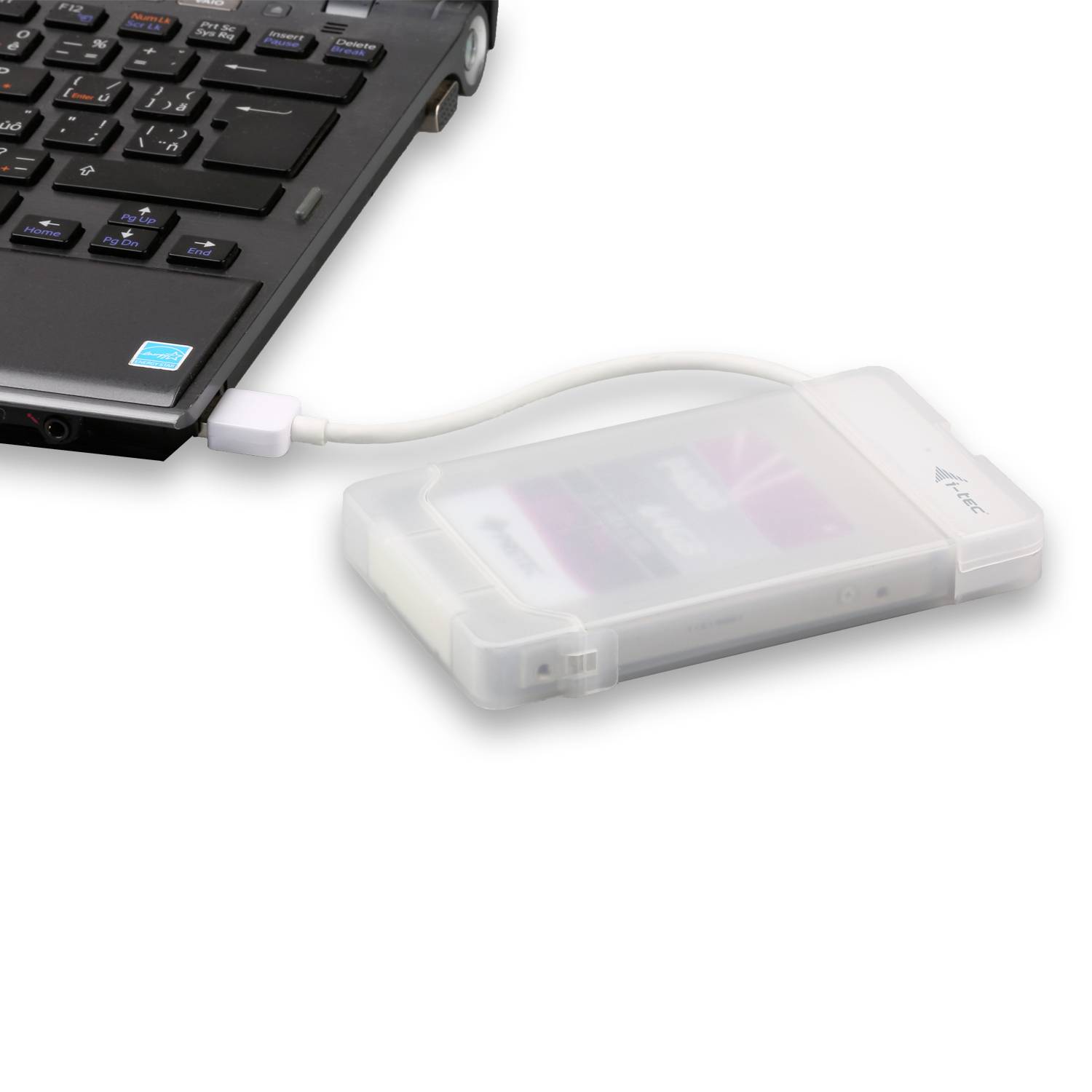 Externe Festplatte, die an einen Laptop angeschlossen ist, mit USB-Kabel. Datenübertragung zwischen Laptop und Speichermedium.
