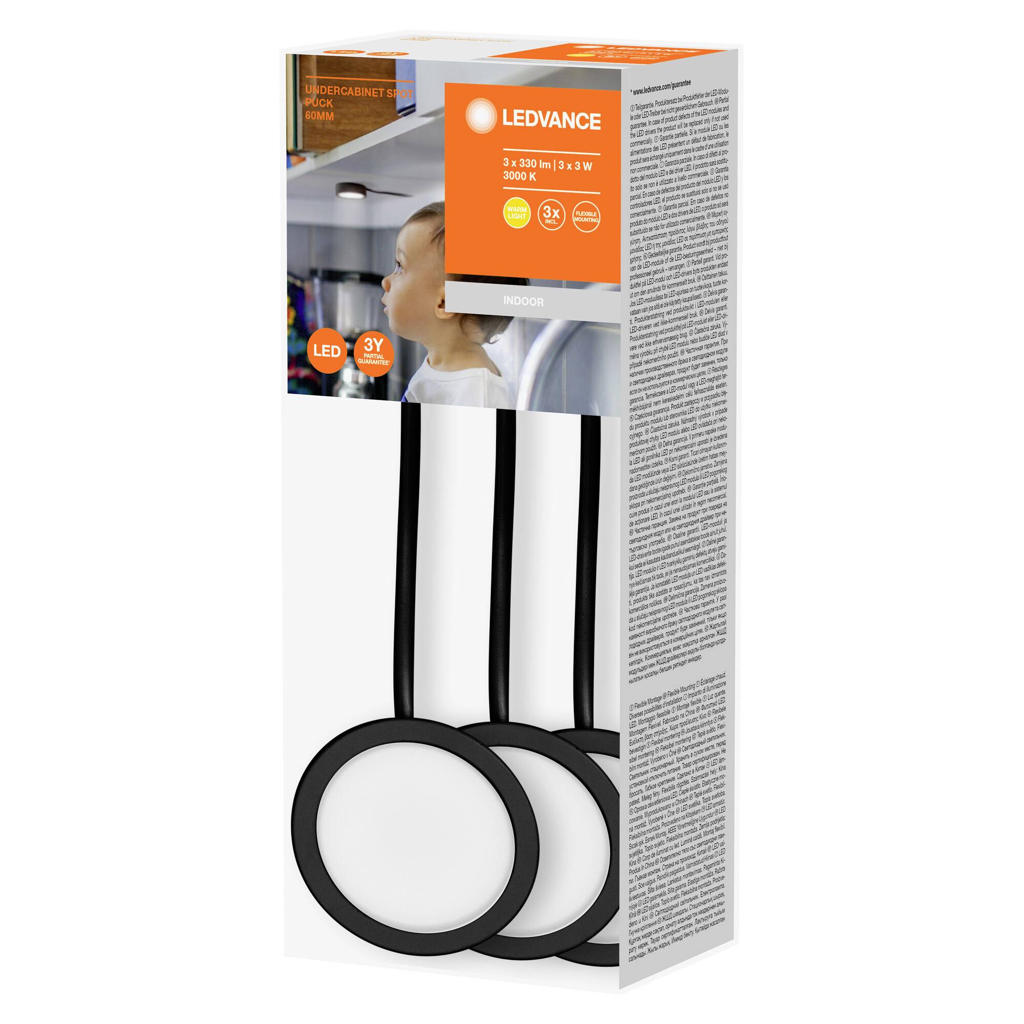 Drei runde LED-Einbauleuchten auf einer Verpackung. Details: LED, 3er-Set, 3,5W, 3000K, 250lm. Bild zeigt eine Frau in einer beleuchteten Küche.