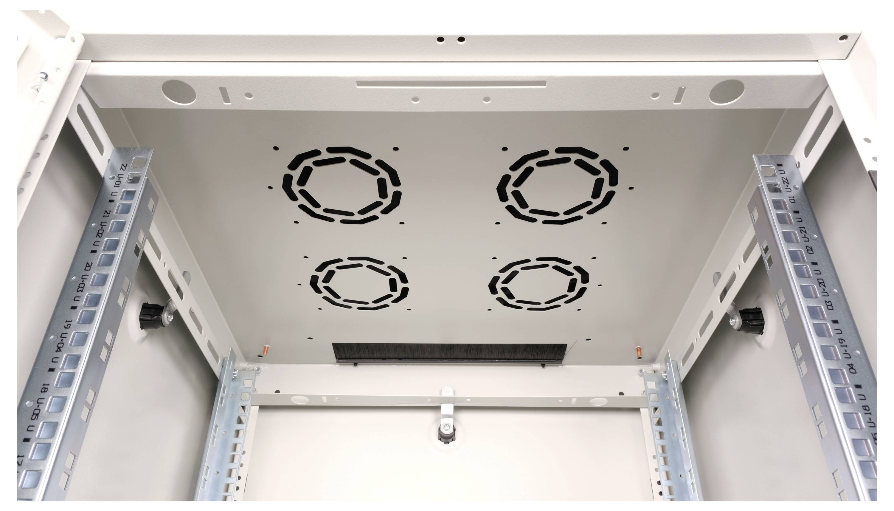 Blick in ein leeres Server-Rack. Es zeigt den oberen Teil mit Lüftungsschlitzen und Montageschienen an den Seiten.