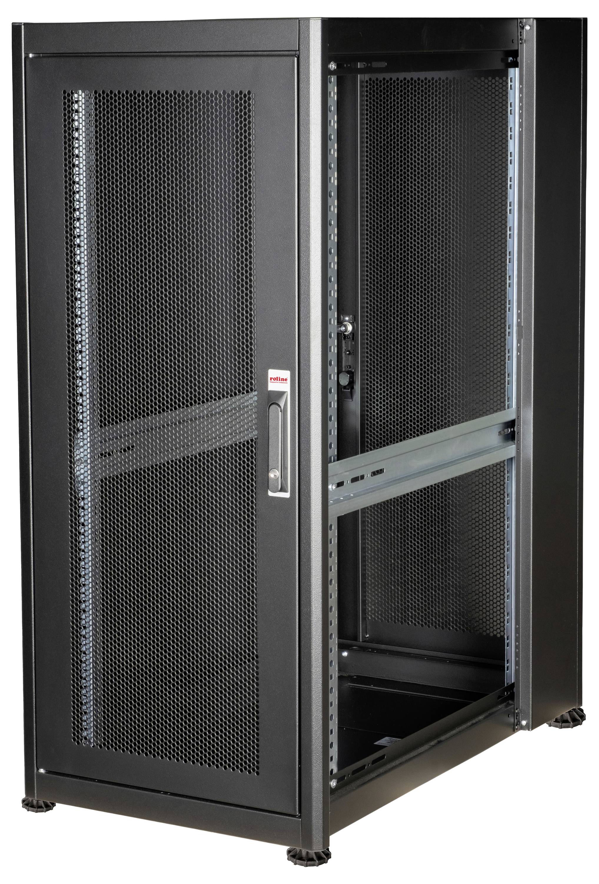 Ein schwarzer Server-Rack-Schrank mit Metallgittern an den Türen, geeignet für die Unterbringung von IT-Geräten in einem Rechenzentrum.