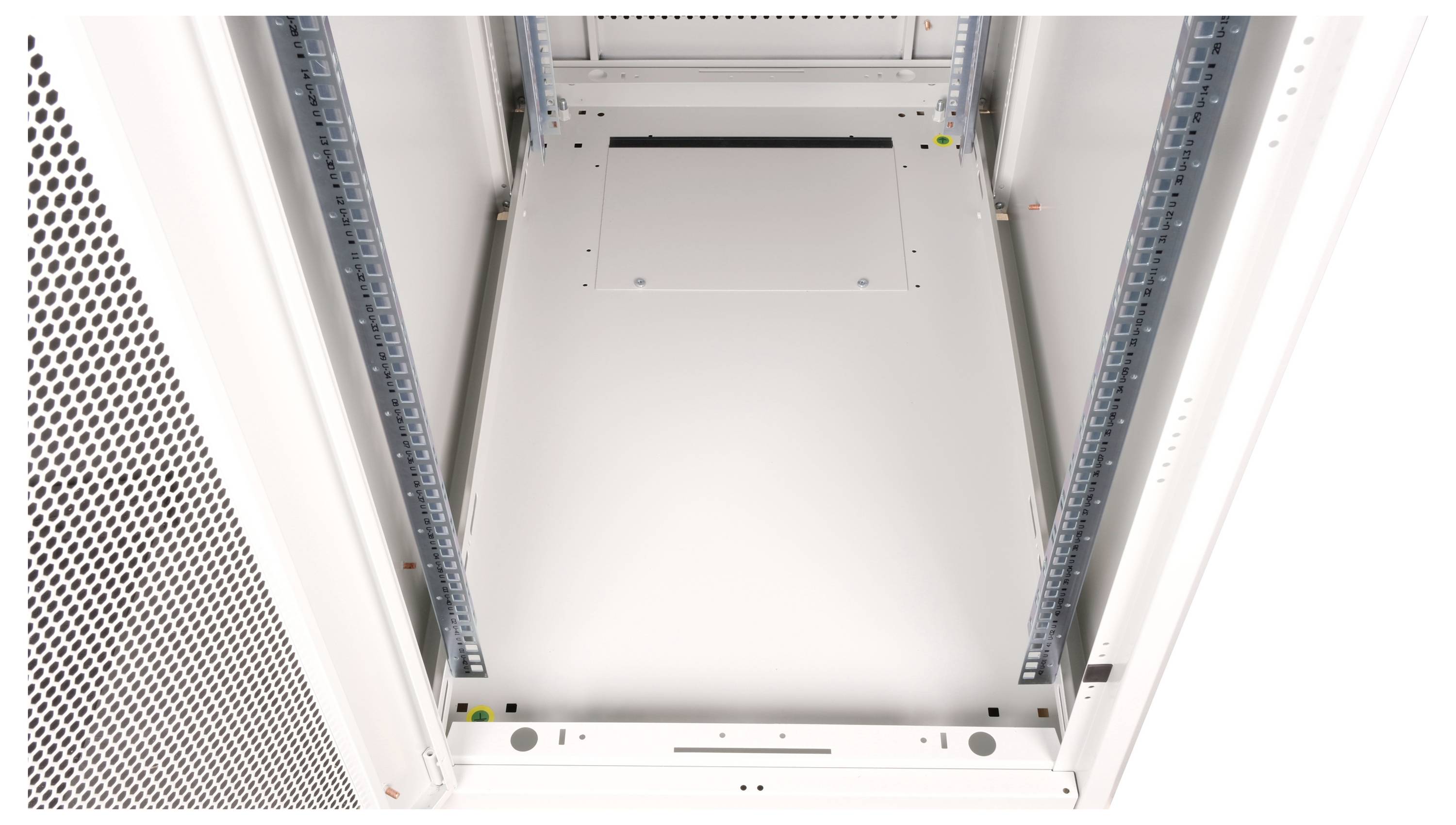 Innenseite eines Serverracks mit Schienen und perforierter Tür, bereit für den Einbau von Serverhardware, keine Geräte installiert.