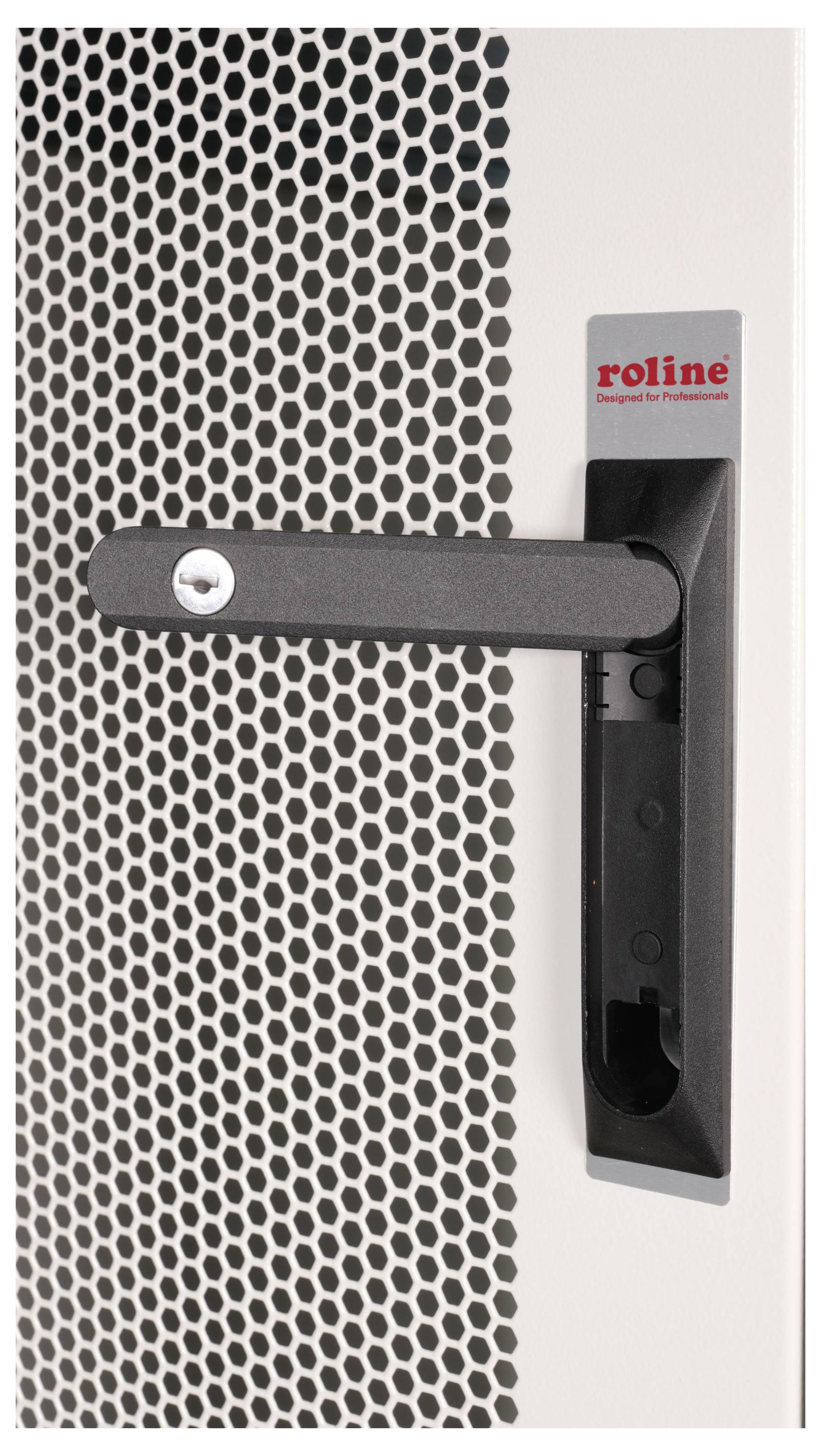 Türgriff an einer perforierten Metalltür mit Schloss. Oben rechts auf der Tür der Schriftzug 'roline' in roter Farbe.