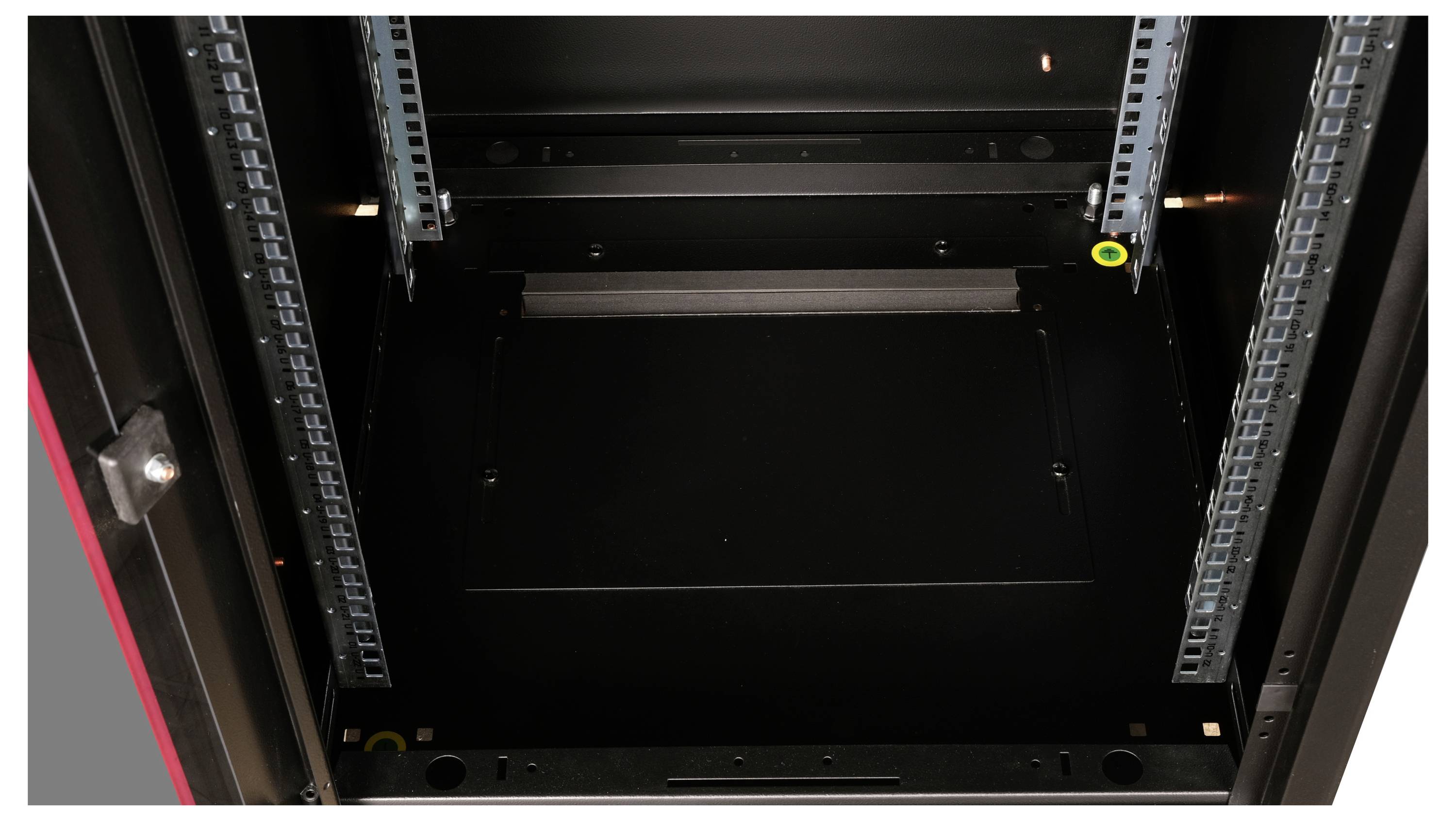 Leerer Server-Rack mit schwarzer Innenfläche und seitlichen Metallstreben, bereit zur Installation von Serverkomponenten.