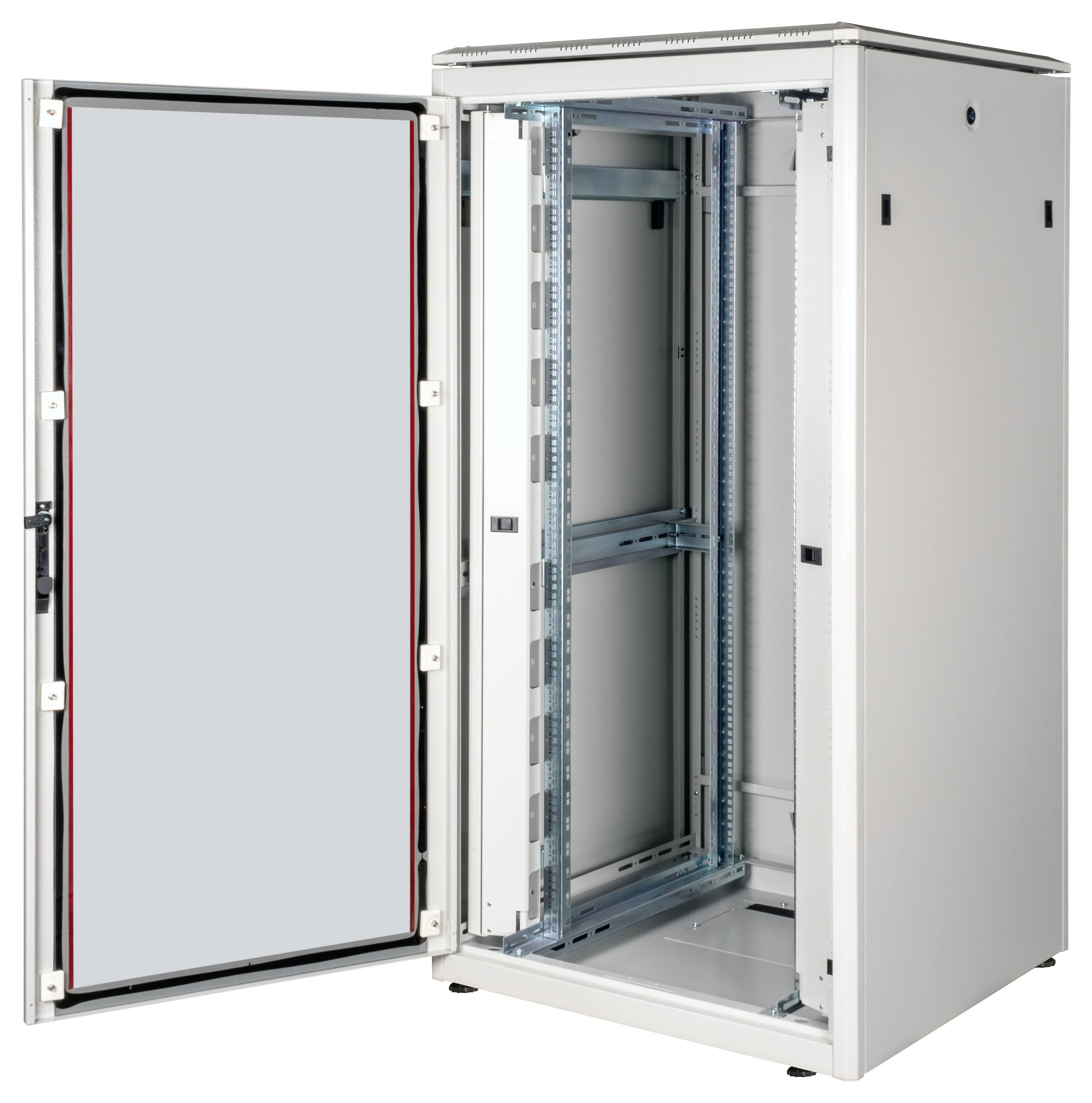 Ein offener Netzwerkschrank mit sichtbaren, leeren Rack-Schienen. Die Tür ist weit geöffnet und zeigt Innenraumdetails.