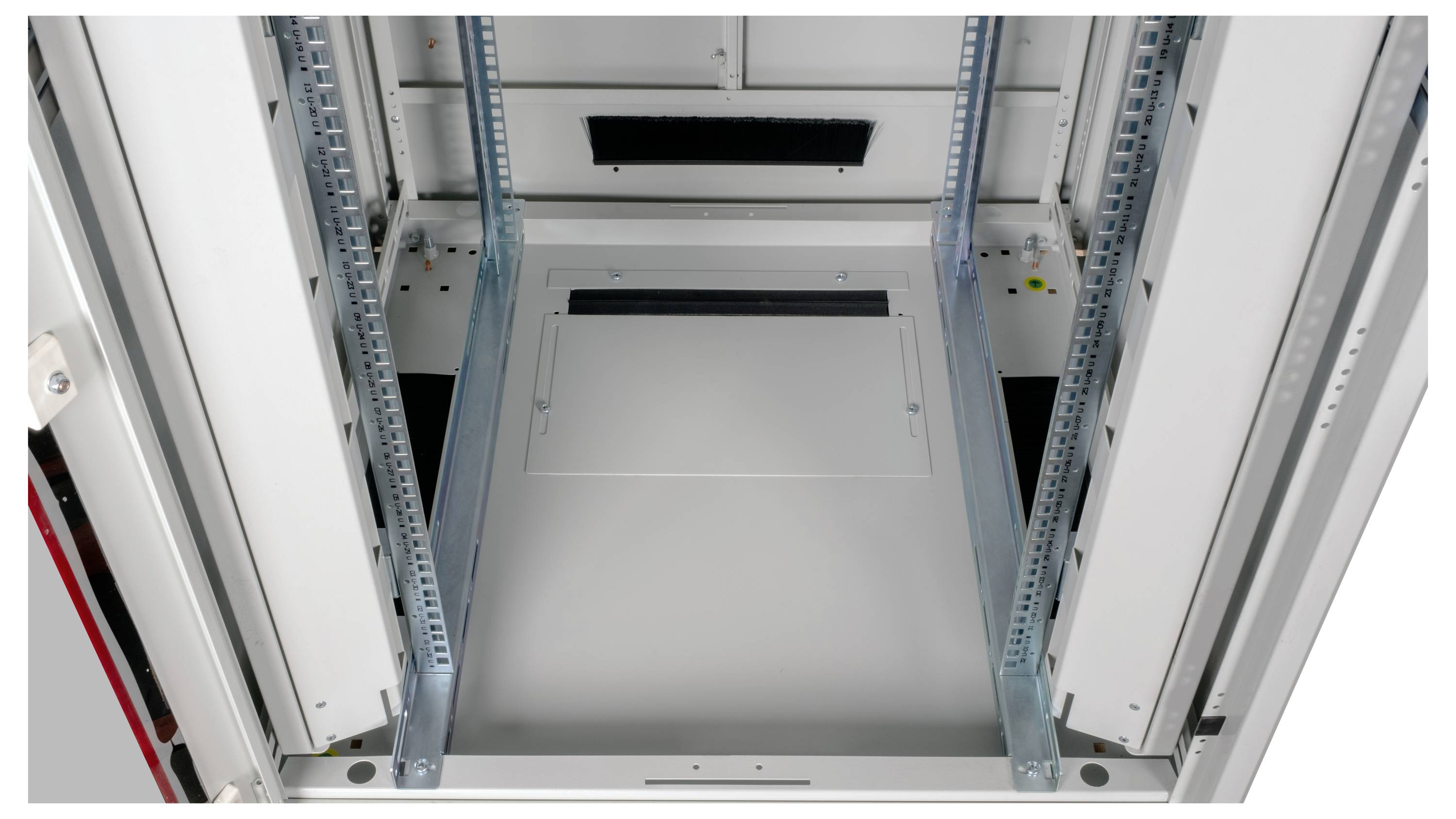 Ansicht eines leeren Netzwerk-Racks von oben, mit sichtbaren Schienen und Metallrahmen zur Installation von Servern.