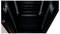 Leeres Server-Rack mit dunklem Innenraum, seitlichen Führungsschienen und roten Streifen an den Seiten.