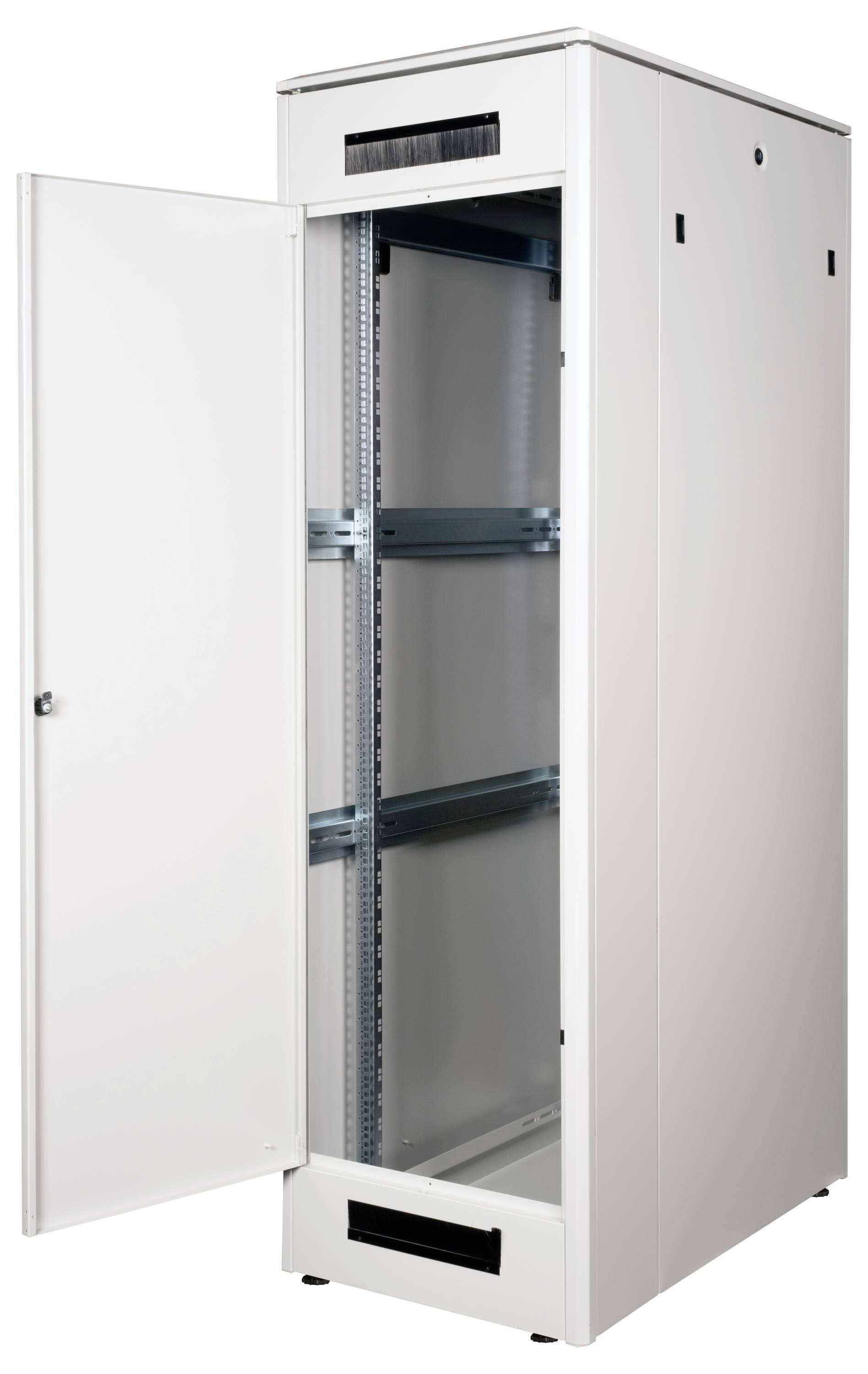 Ein geöffneter, leerer weißer Server-Schrank mit Metallrahmen und mehreren Gestellen im Inneren, bereit für Technikinstallation.
