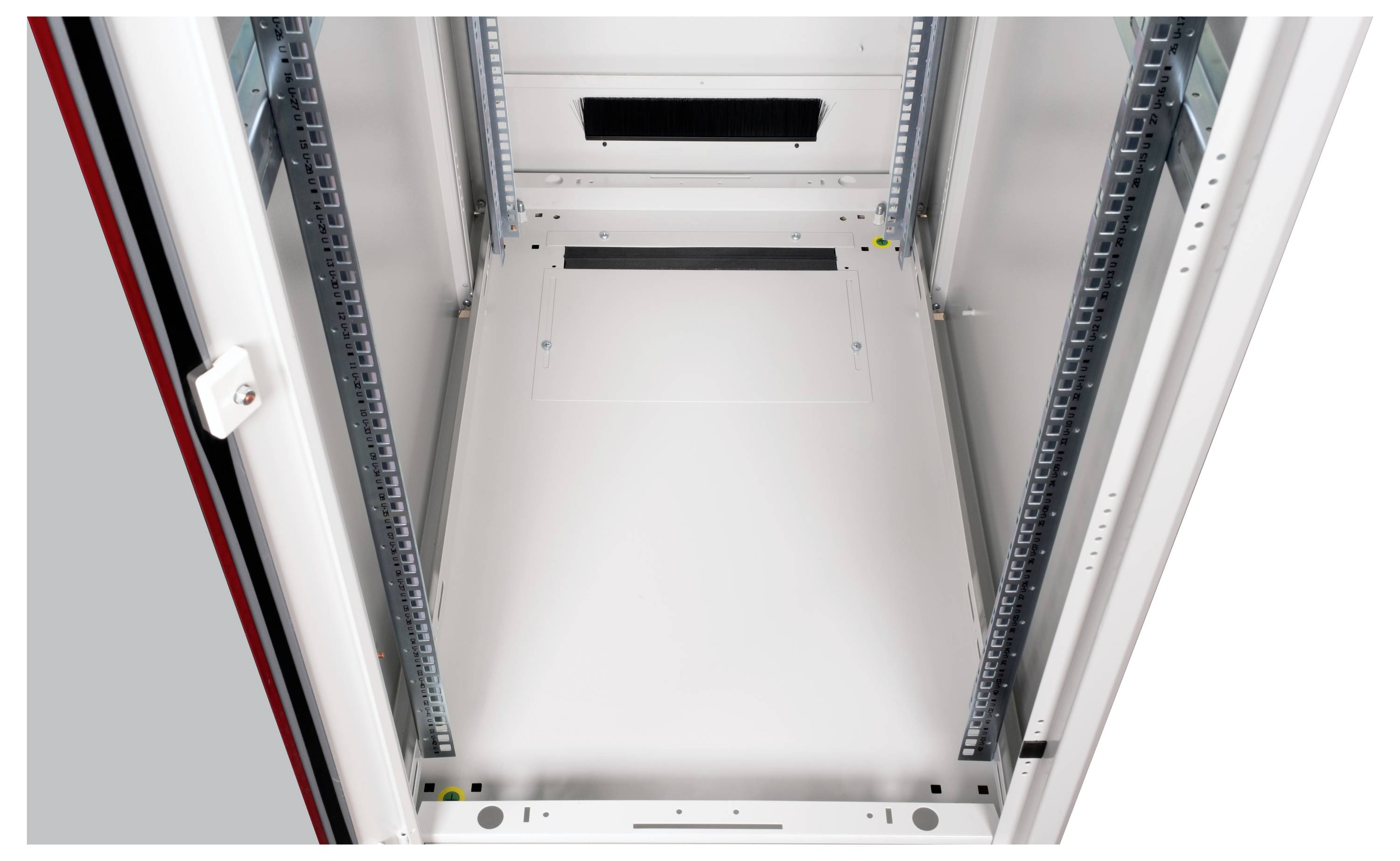 Innenansicht eines leeren Serverschranks mit Metallschienen, bereit für die Installation von IT-Ausrüstung.