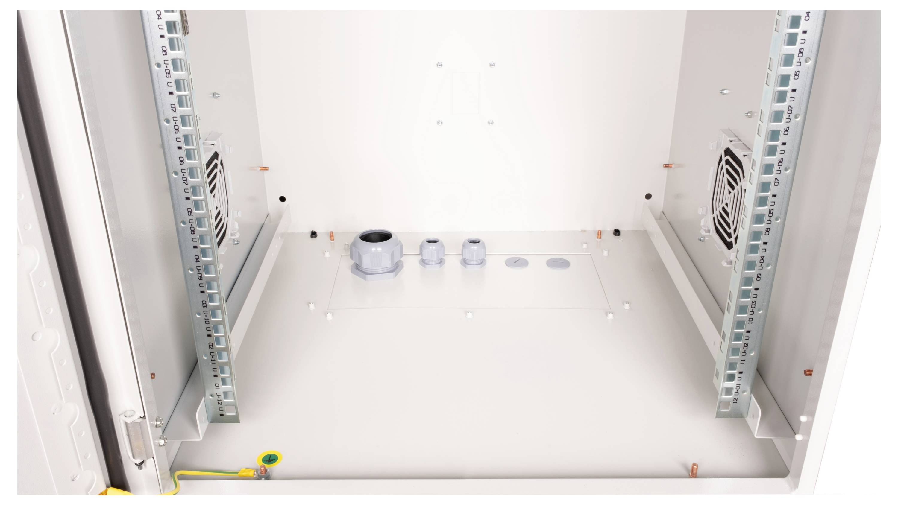 Innenansicht eines leeren Serverschranks mit Lüftungen an den Seiten und freiem Platz für elektrische Geräte.