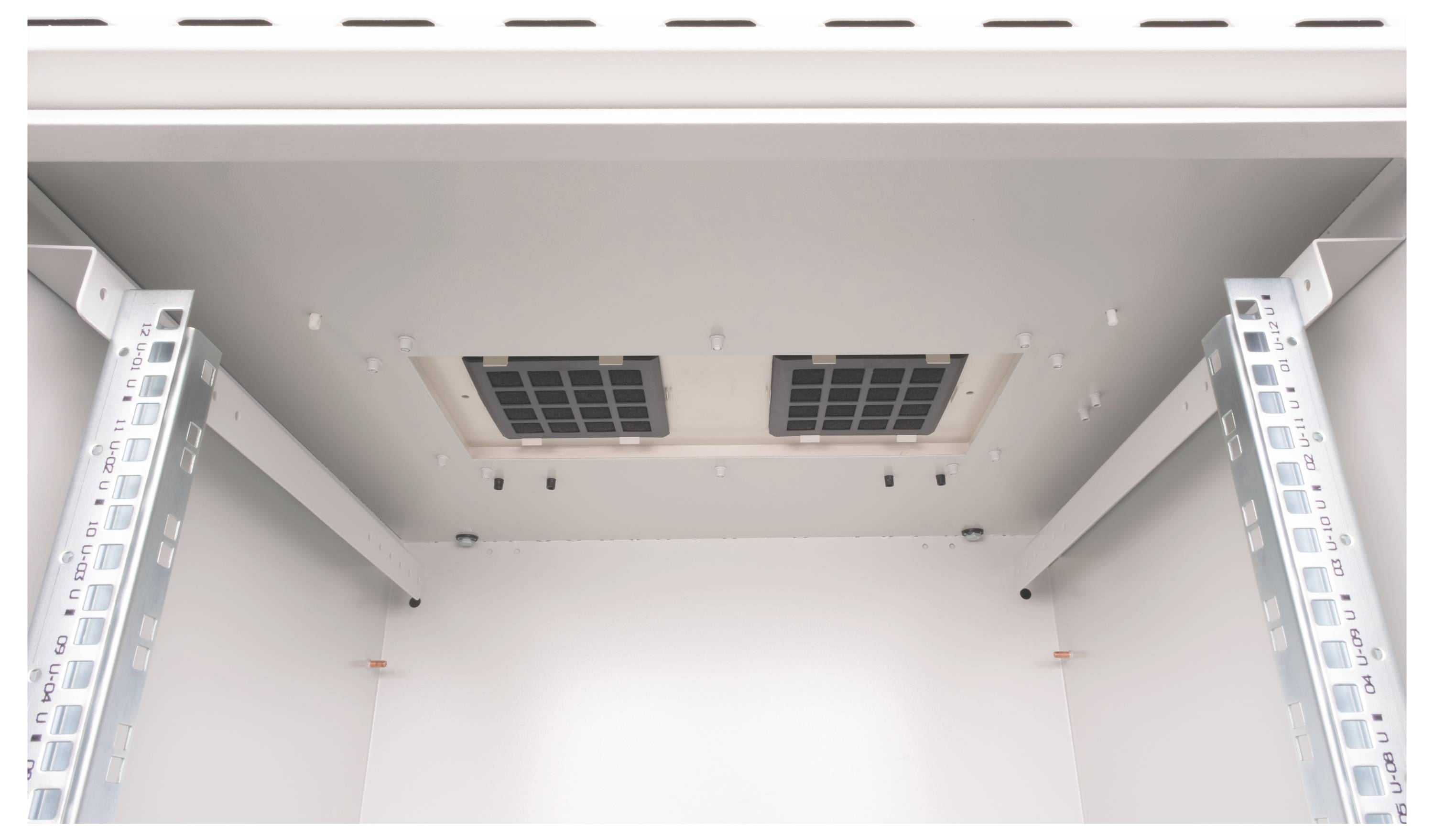 Innenansicht eines leeren Serverracks, Decke mit Lüftungsgittern, seitlich verstellbare Führungsschienen.