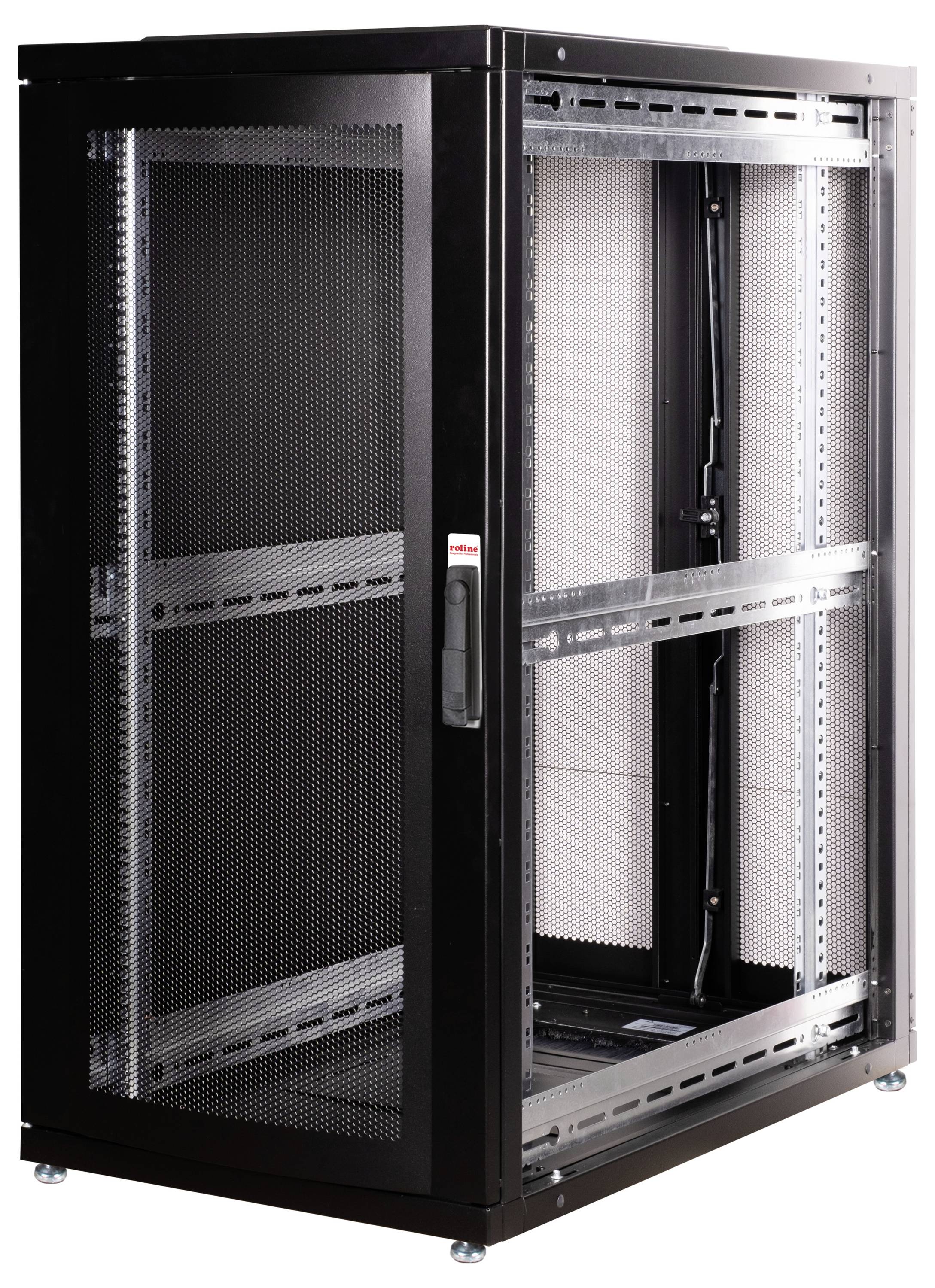 Ein schwarzer, leerer Server-Rack-Schrank mit glatten Metallgittern an den Seiten, auf einem reflektierenden weißen Hintergrund.
