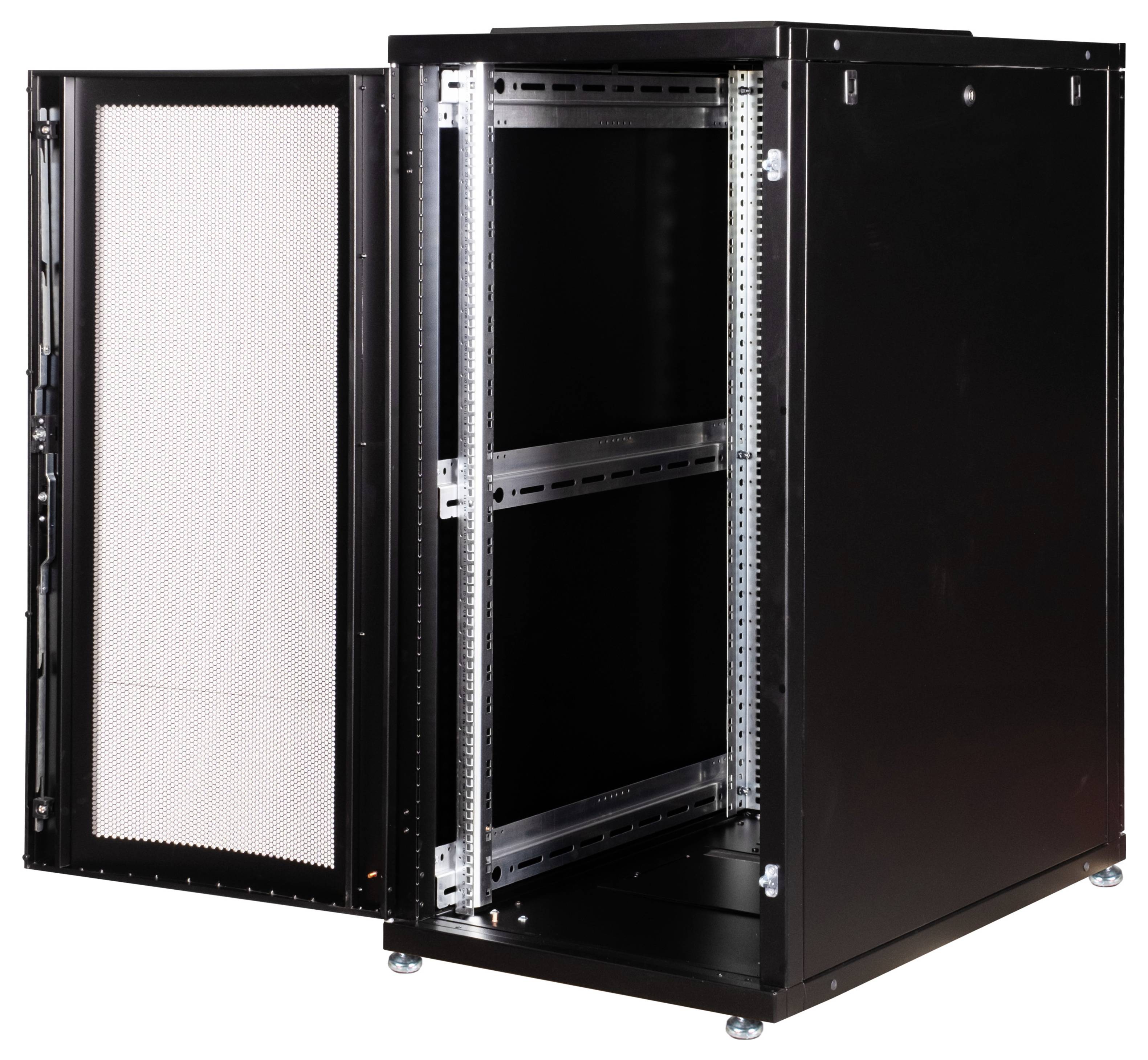 Schwarzes Computer-Rack-Gehäuse mit offener Fronttür und sichtbaren Montageschienen für Server oder Netzwerkgeräte.