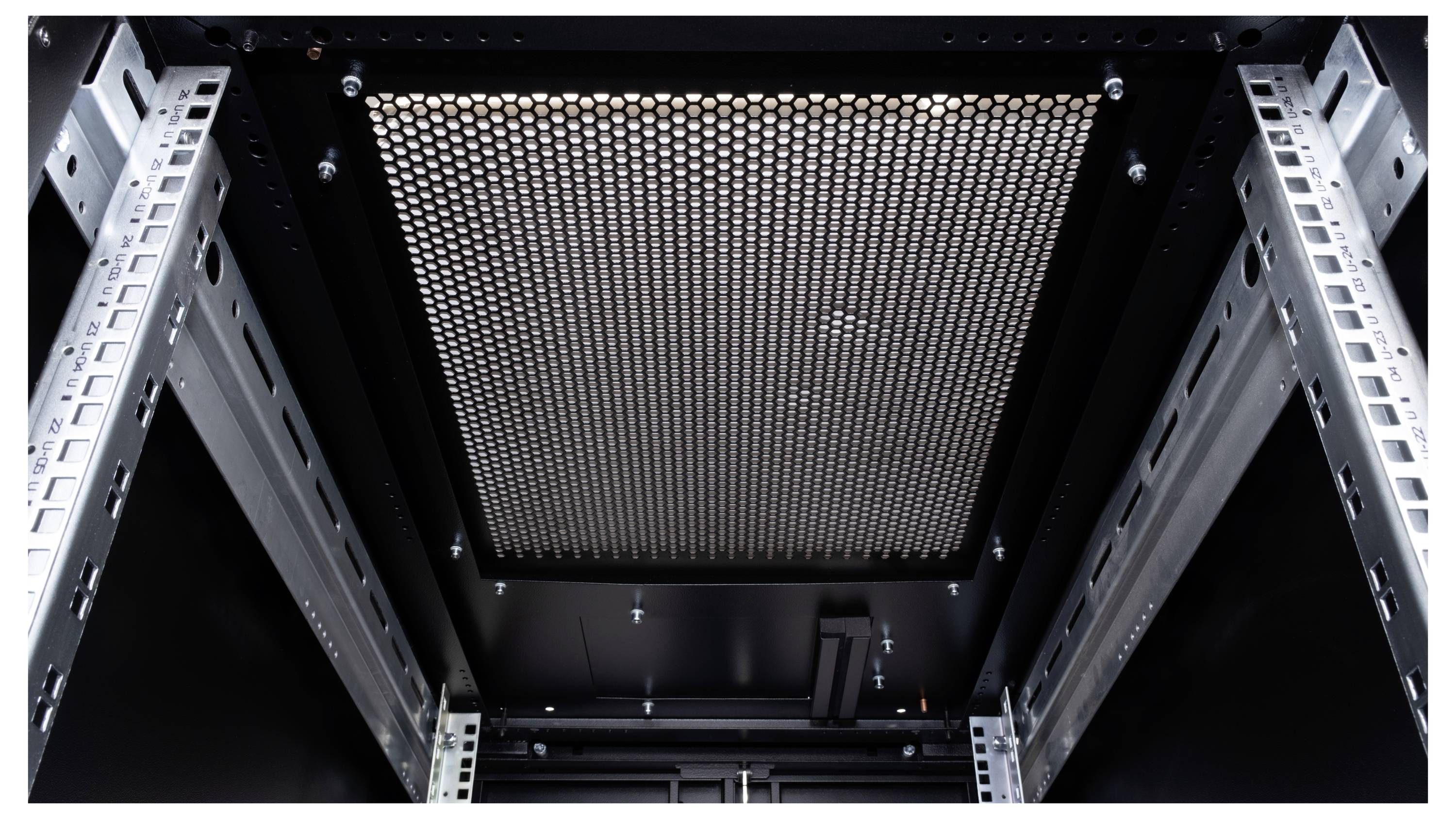Innenansicht eines leeren Server-Racks von unten, das die obere Lüftung und die seitlichen Schienen zeigt.
