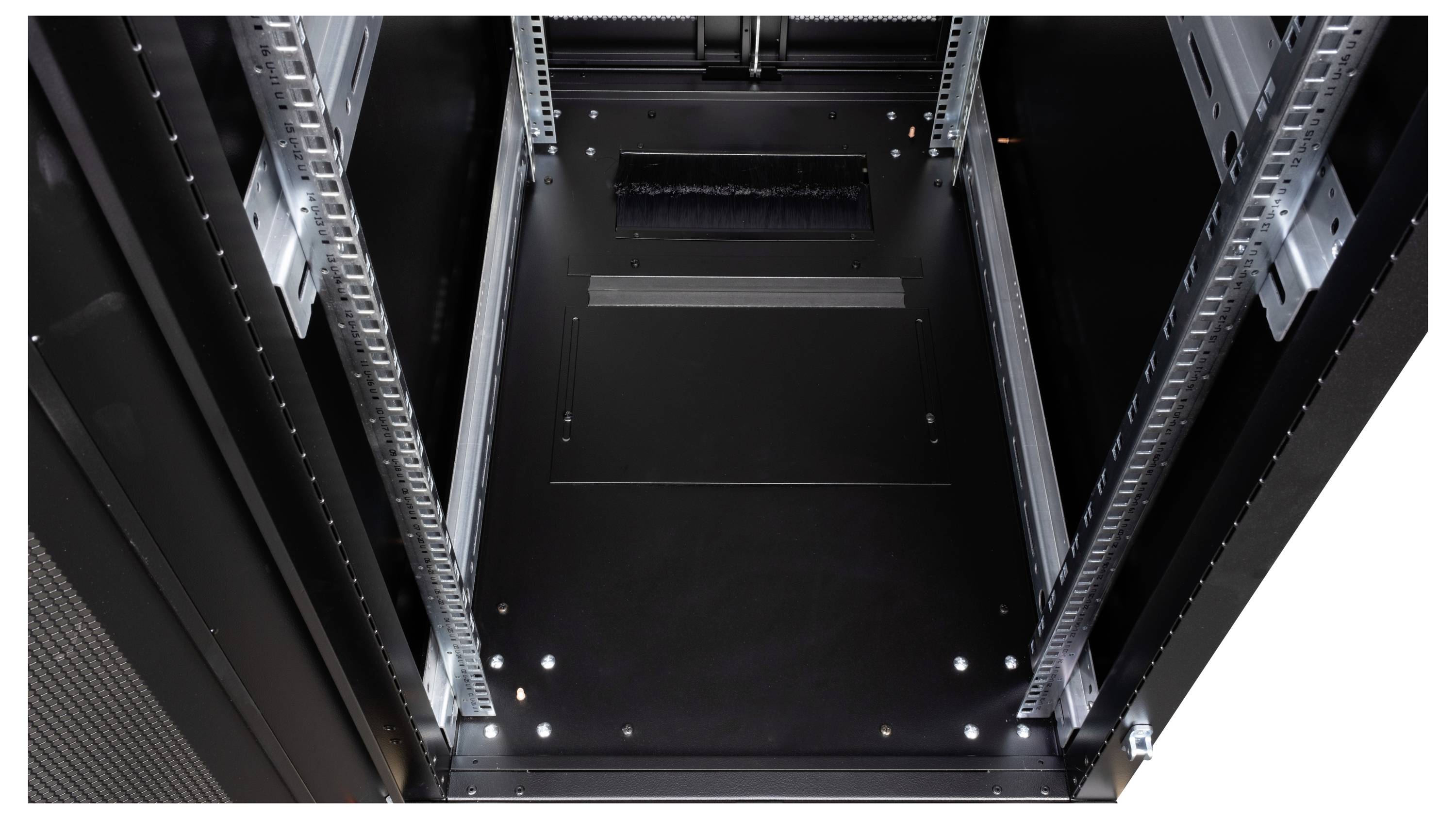 Leeres Server-Rack mit silbernen Schienen und schwarzem Innenraum, geeignet zur Aufnahme von Netzwerkausrüstung in einem Rechenzentrum.