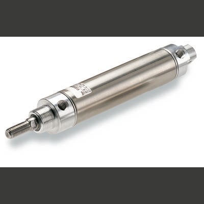 Ein zylindrischer Metallzylinder mit zwei Anschlüssen, vermutlich ein Pneumatikzylinder, liegt auf einer weißen Fläche.