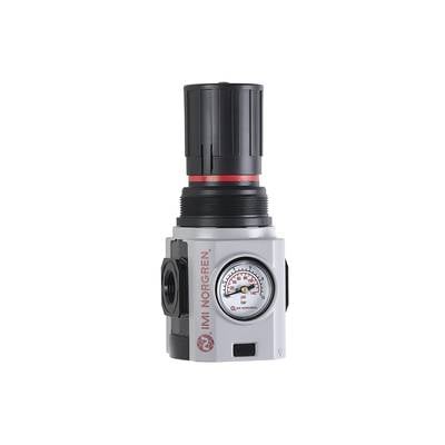 Ein Druckregler mit Manometer. Gehäuse grau, Manometer zeigt Druck in bar. Eingangs- und Ausgangsanschlüsse seitlich.