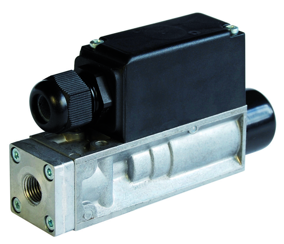 Ein hydraulisches Ventil mit rechteckigem Metallkörper und schwarzem Kunststoffgehäuse, verwendet zur Steuerung von Flüssigkeitsströmen.