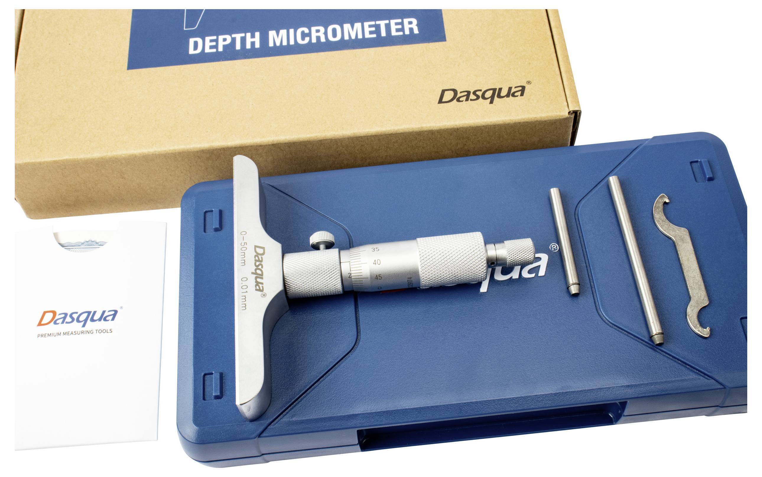 'Tiefenmikrometer-Set von Dasqua' auf einer blauen Box. Enthält Mikrometer, zwei Stäbe und einen Haken. Verpackung und Anleitung sichtbar.