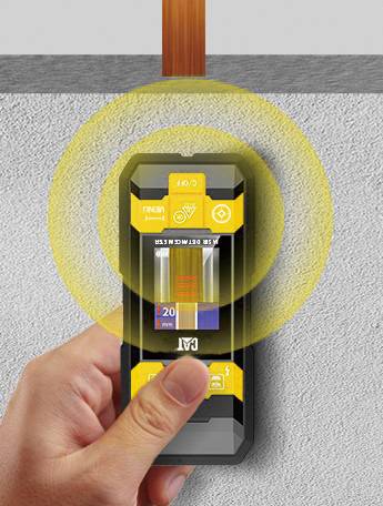 Hand hält ein elektronisches Gerät zum Finden von Metall, Kabeln oder Holz hinter Wänden. Das Display zeigt 'TREFF' an.