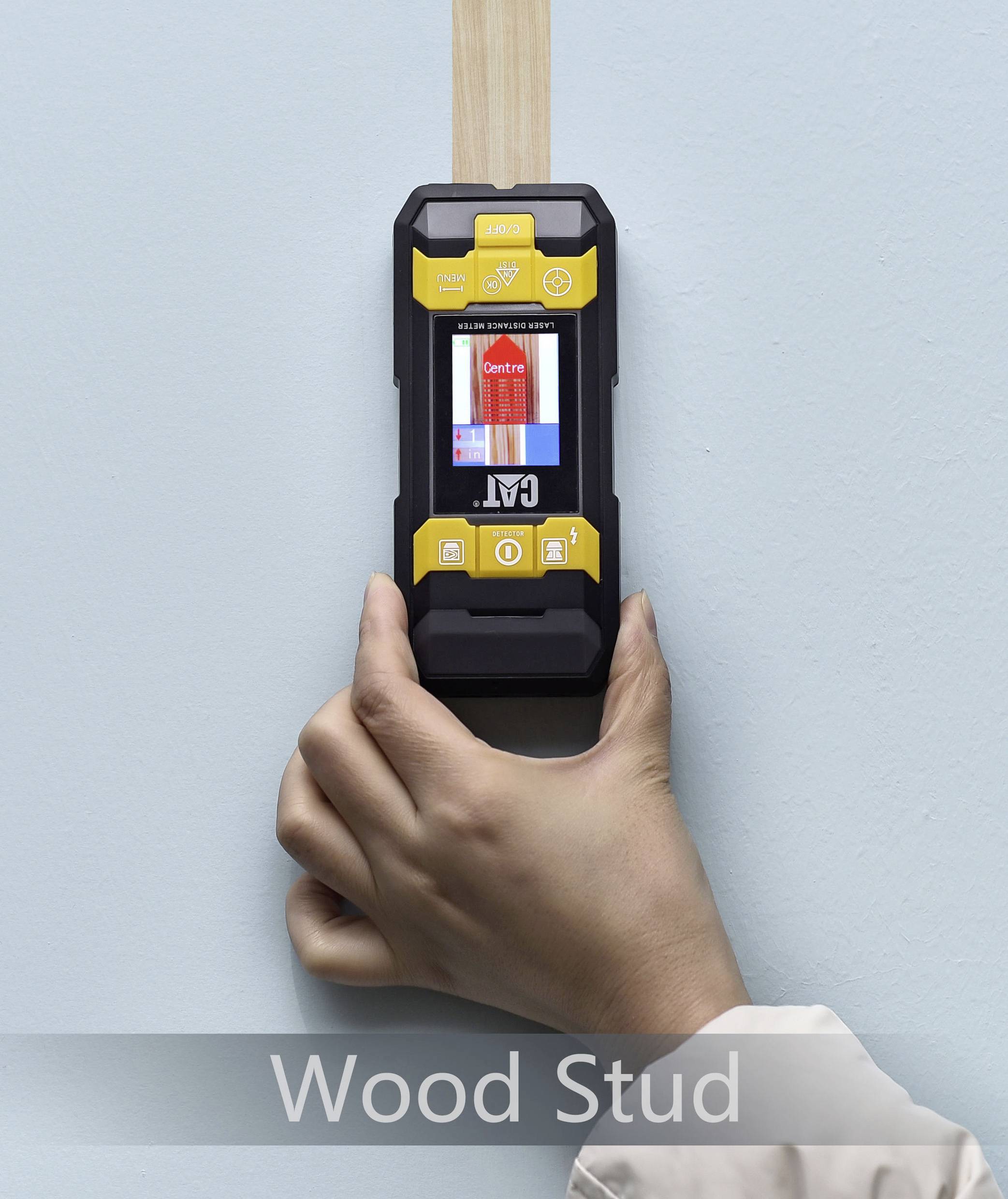 Eine Hand hält ein elektrisches Ortungsgerät an einer hellblauen Wand und zeigt 'Wood Stud' auf dem Display an.