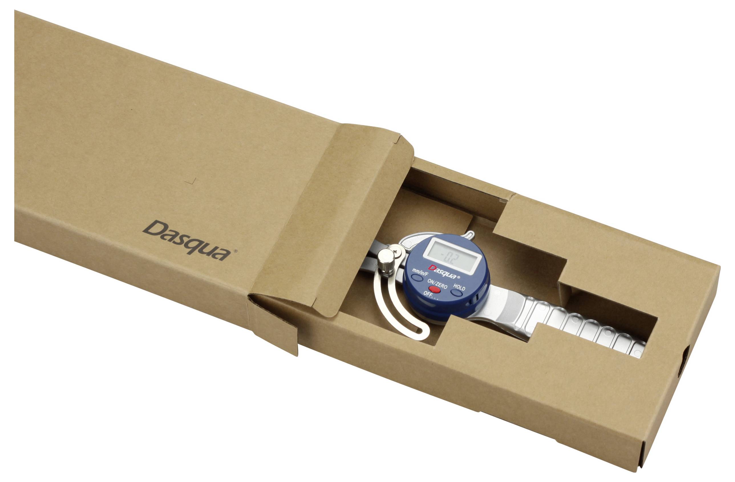 Ein digitales Messwerkzeug mit blauem Display und Metallarmband in einer offenen braunen Verpackung der Marke Dasqua.