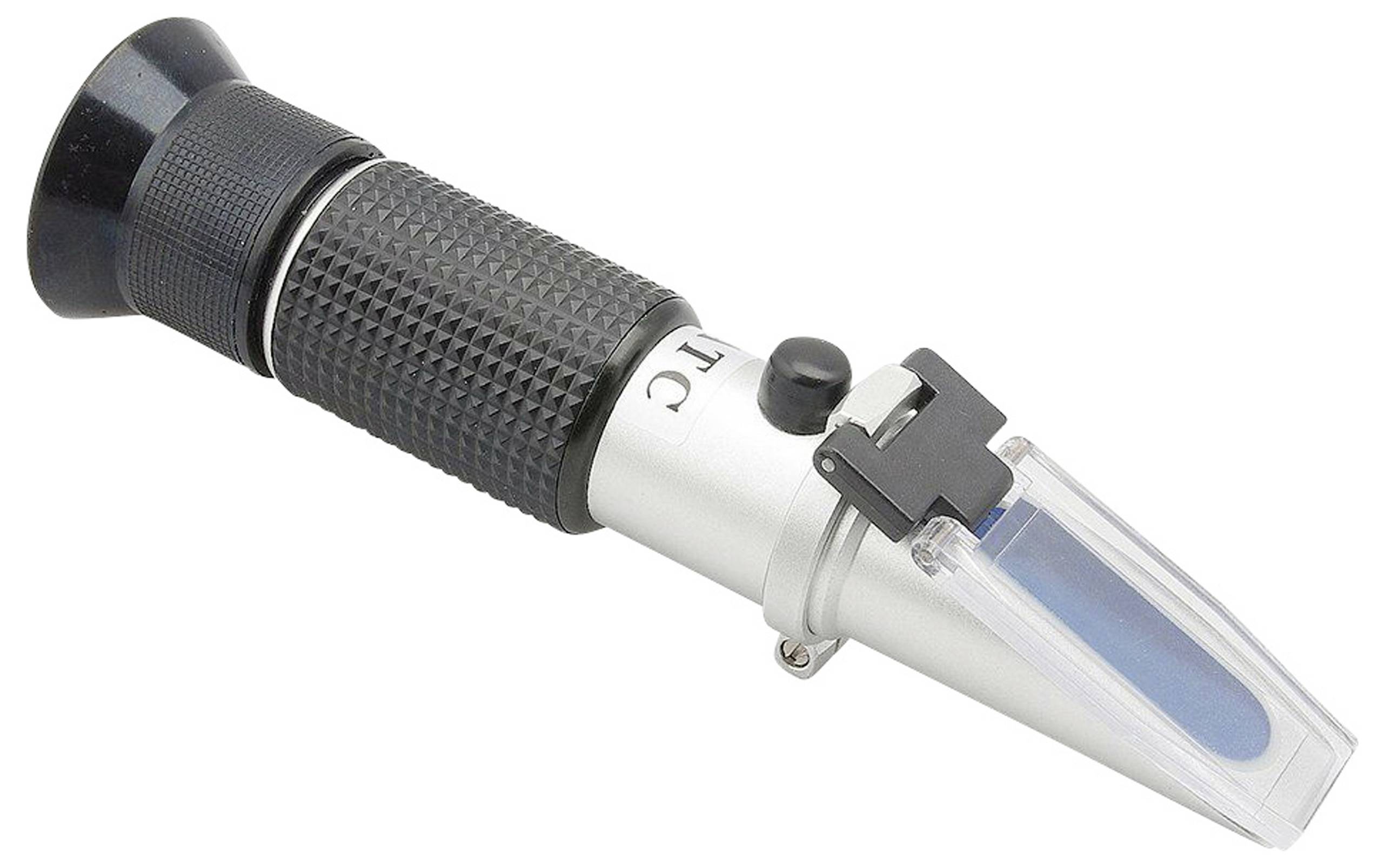 Ein Refraktometer zur Messung von Flüssigkeitskonzentrationen. Es hat ein schwarzes Gummiokular und einen silbernen Körper.