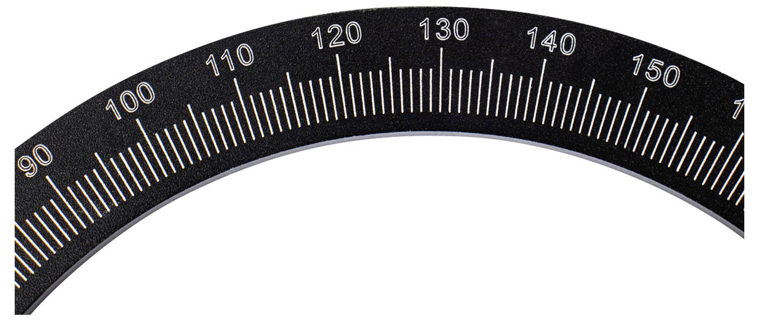 Zeigt einen Teil eines schwarzen Winkelmessers mit weißen Markierungen und Zahlen von 90 bis 150 Grad für präzise Messungen.