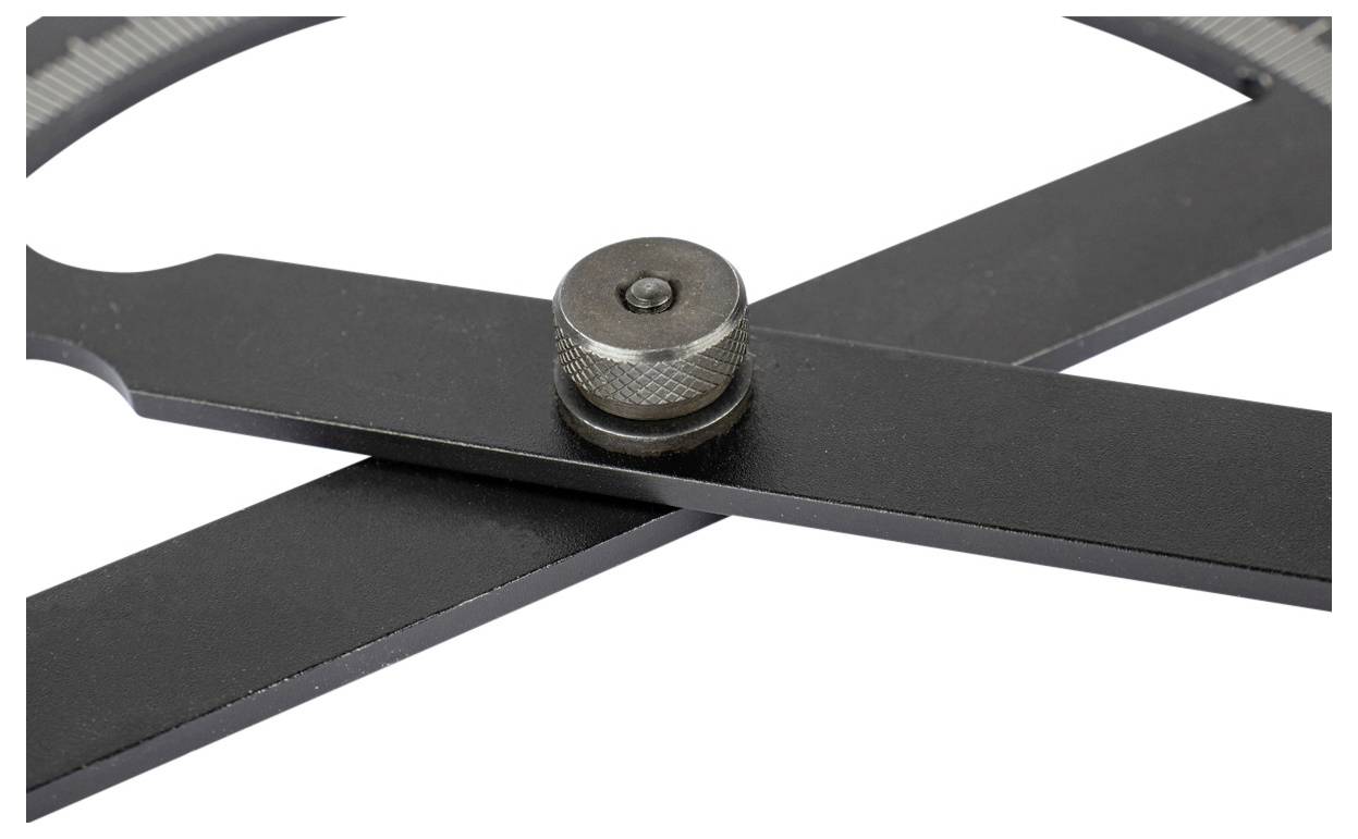 Nahaufnahme eines schwarzen Metallwinkels mit Schraube, verwendet für präzise Messungen und Markierungen in der Holzbearbeitung.