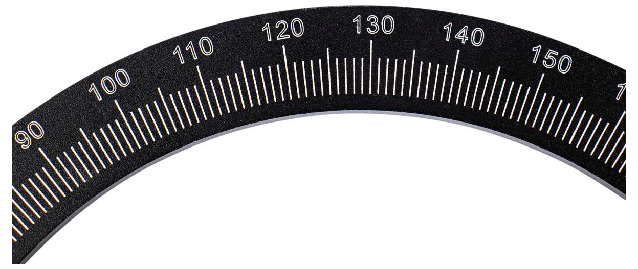Ein Halbkreis eines schwarzen Winkelmessers mit Skala von 90 bis 160 Grad.