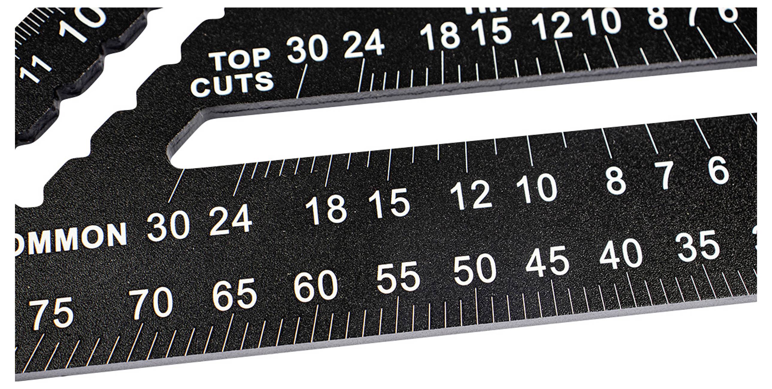 Schwarzes, zahnförmiges Lineal mit weißen Markierungen und Zahlen. Enthält Beschriftungen 'TOP CUTS' und 'COMMON'. Dient zum Messen und Schneiden.
