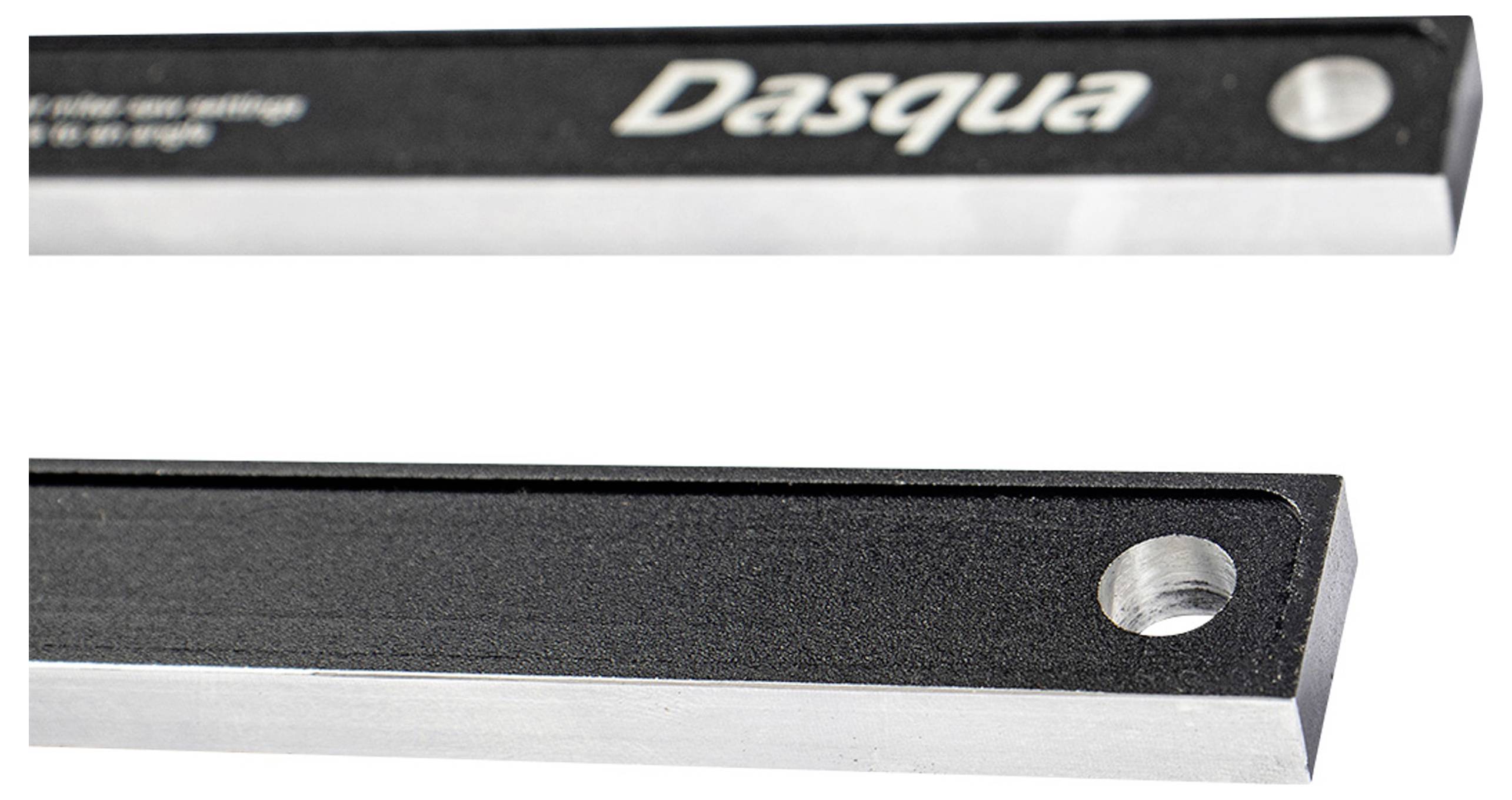 Ein rechteckiger Metallstab, oben mit 'Dasqua' Schriftzug. Enthält Bohrlöcher an den Enden, vermutlich zur Montage oder Befestigung.