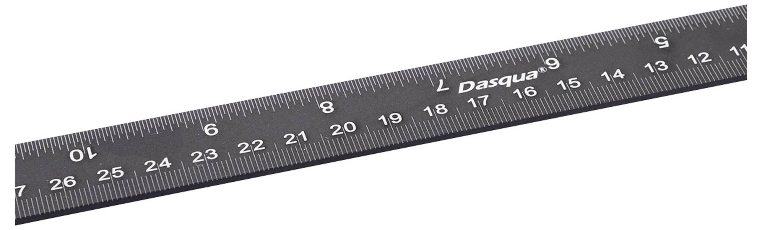 Ein schwarzes Lineal mit Zentimeter- und Millimeter-Markierungen von 0 bis 30 cm, Marke 'Dasqua'.