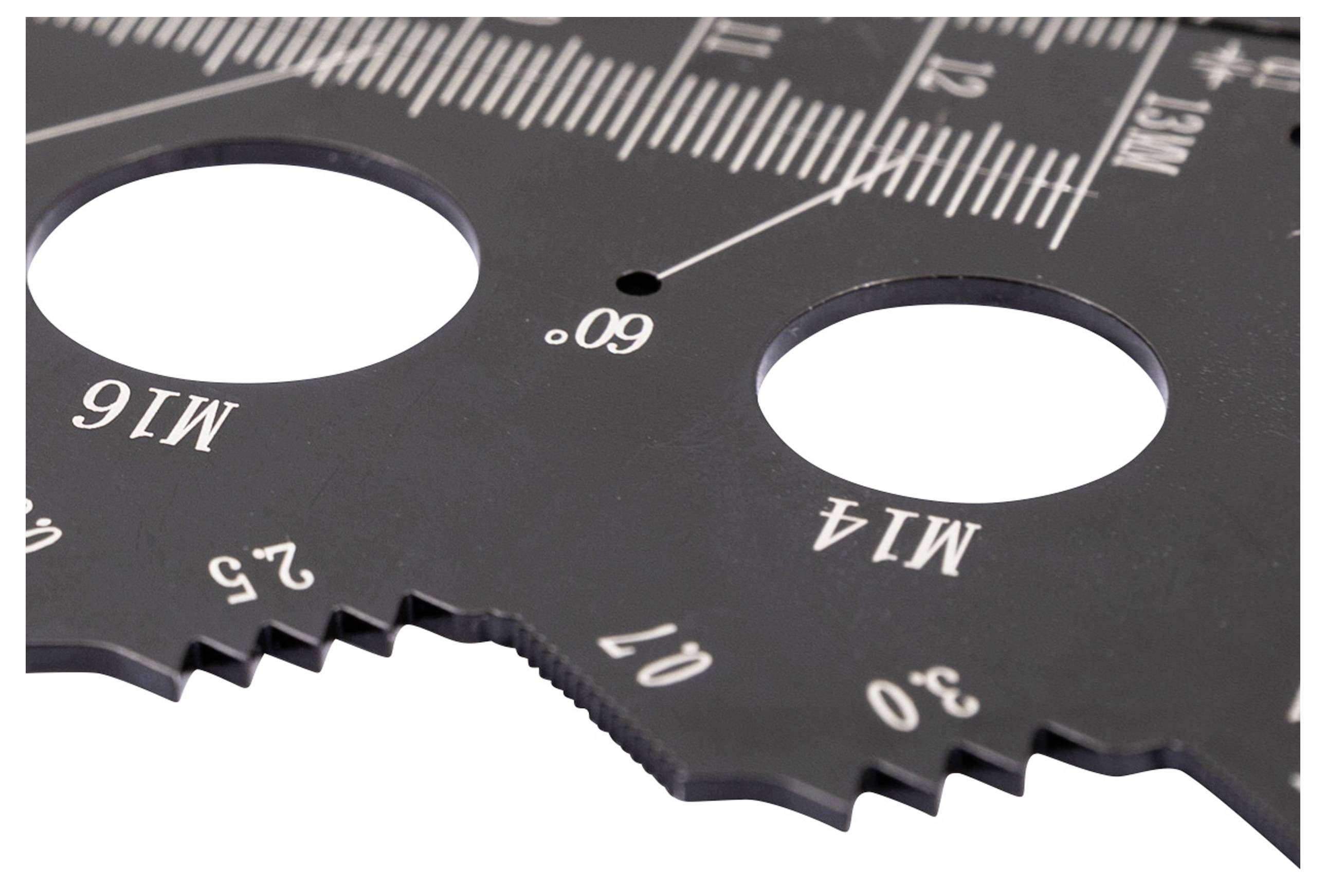 Nahaufnahme eines schwarzen Metalllineals mit verschiedenen metrischen und imperialen Skalen und runden Ausschnitten zur Messung.