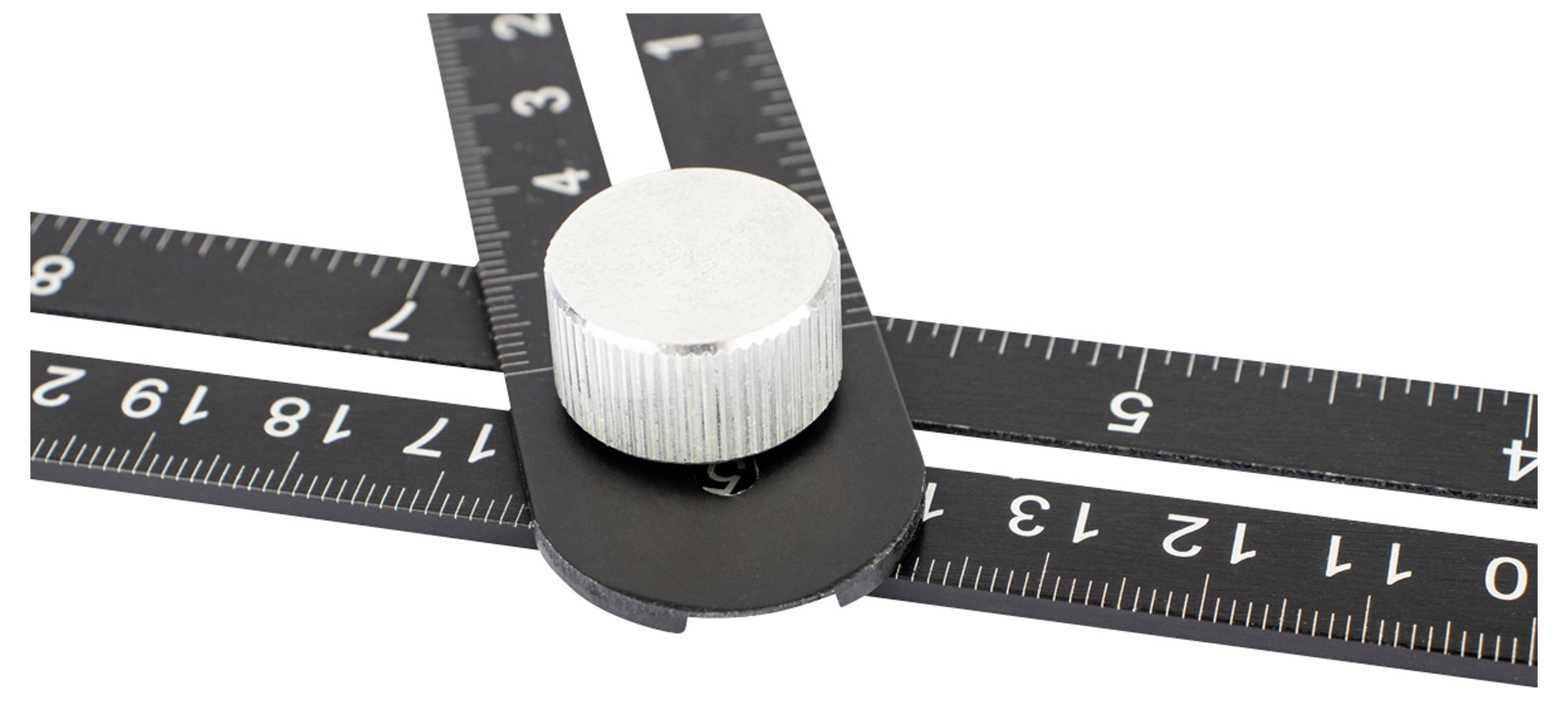 Nahaufnahme eines schwarzen Winkelmessers mit silbernem Drehknopf zur genauen Winkeleinstellung auf weißen Hintergrund.