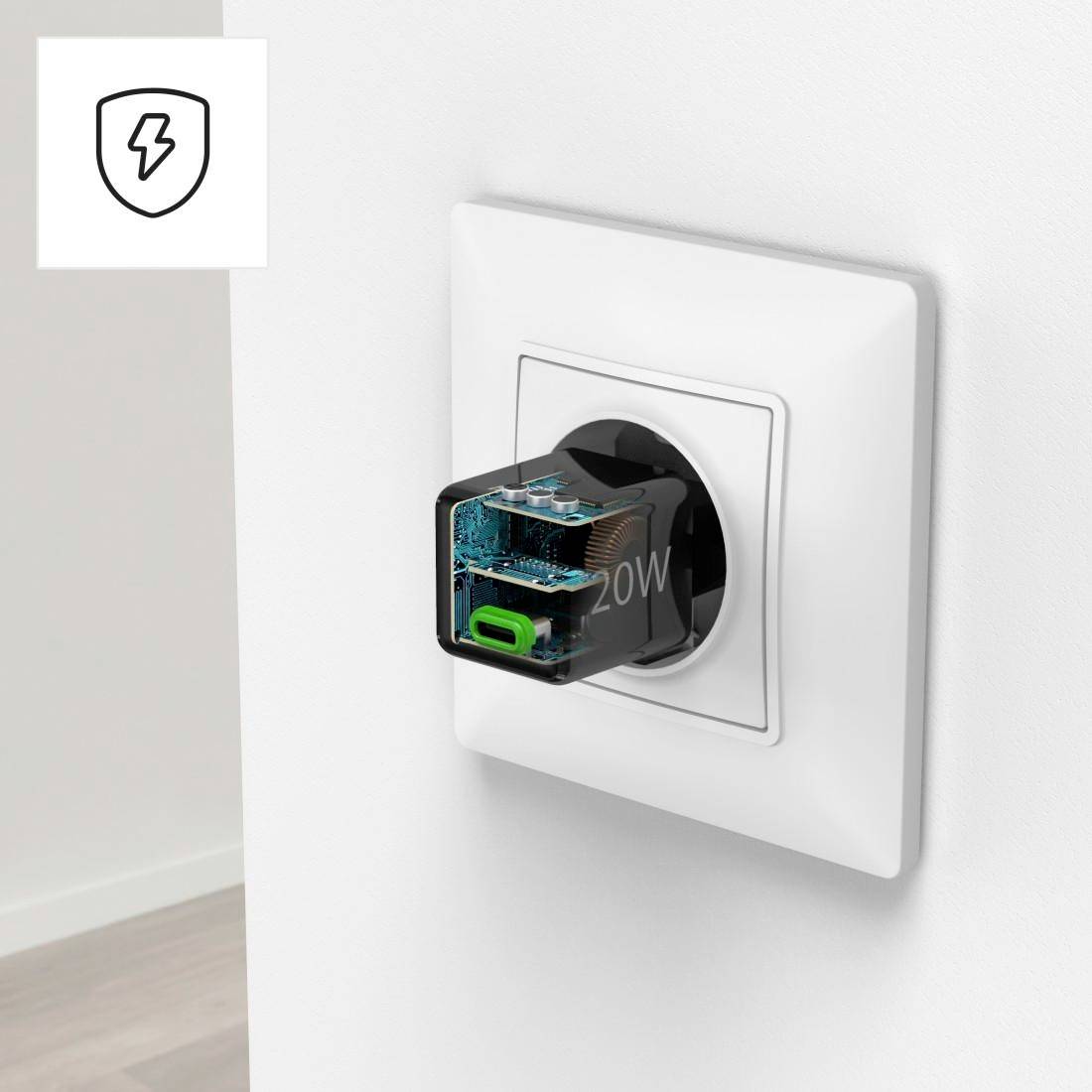 'Steckdose mit angeschlossenem transparentem Adapter, zeigt innere Komponenten und grüne USB-C-Buchse, neben einem Blitzsymbol.'