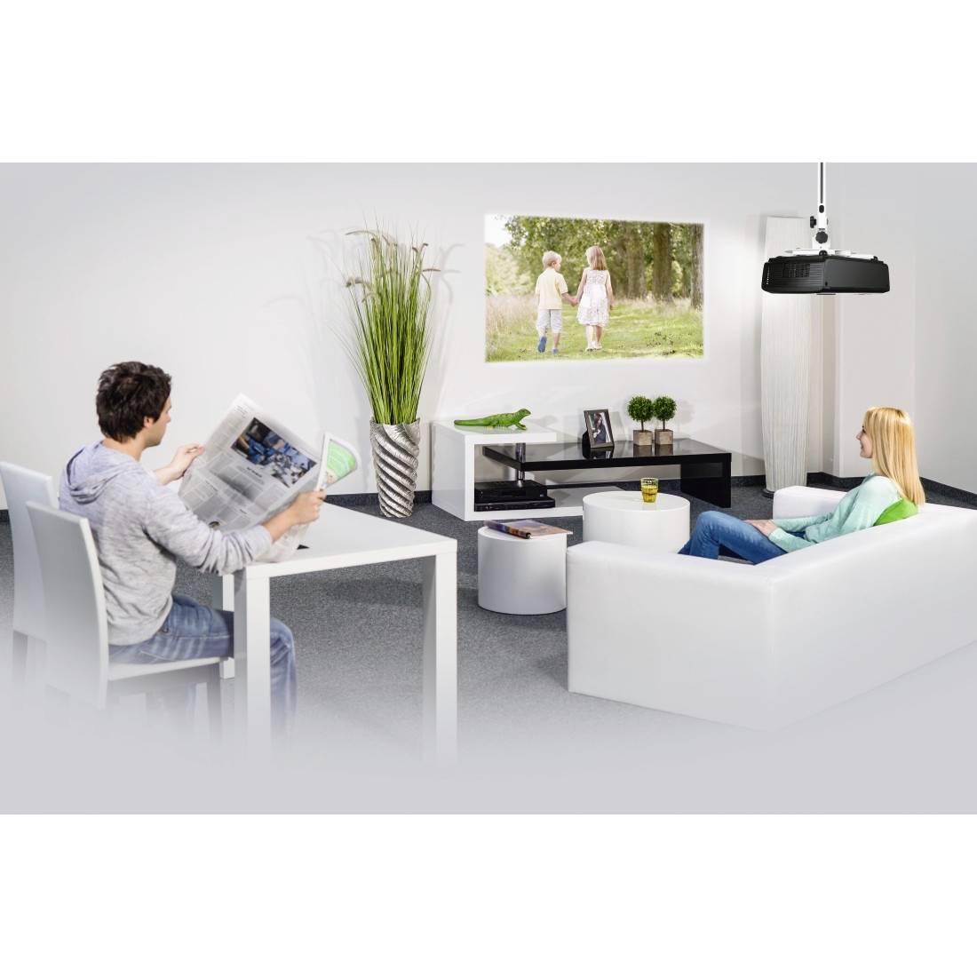 Ein Mann liest Zeitung, während eine Frau auf einem Sofa sitzt und Fernseher mit Naturfilm schaut. Wohnzimmer mit moderner Einrichtung.