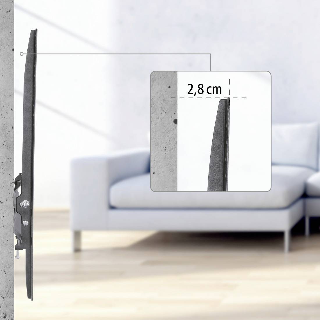 Ein ultradünner Fernseher ist an der Wand montiert. Eine Vergrößerung zeigt den Abstand zwischen Fernseher und Wand: 2,8 cm. Im Hintergrund ein Sofa.