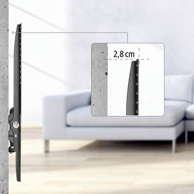 Flachbildschirm-Halterung an der Wand, seitliche Ansicht. Abstand zur Wand: 2,8 cm. Hintergrund zeigt ein modernes Wohnzimmer.